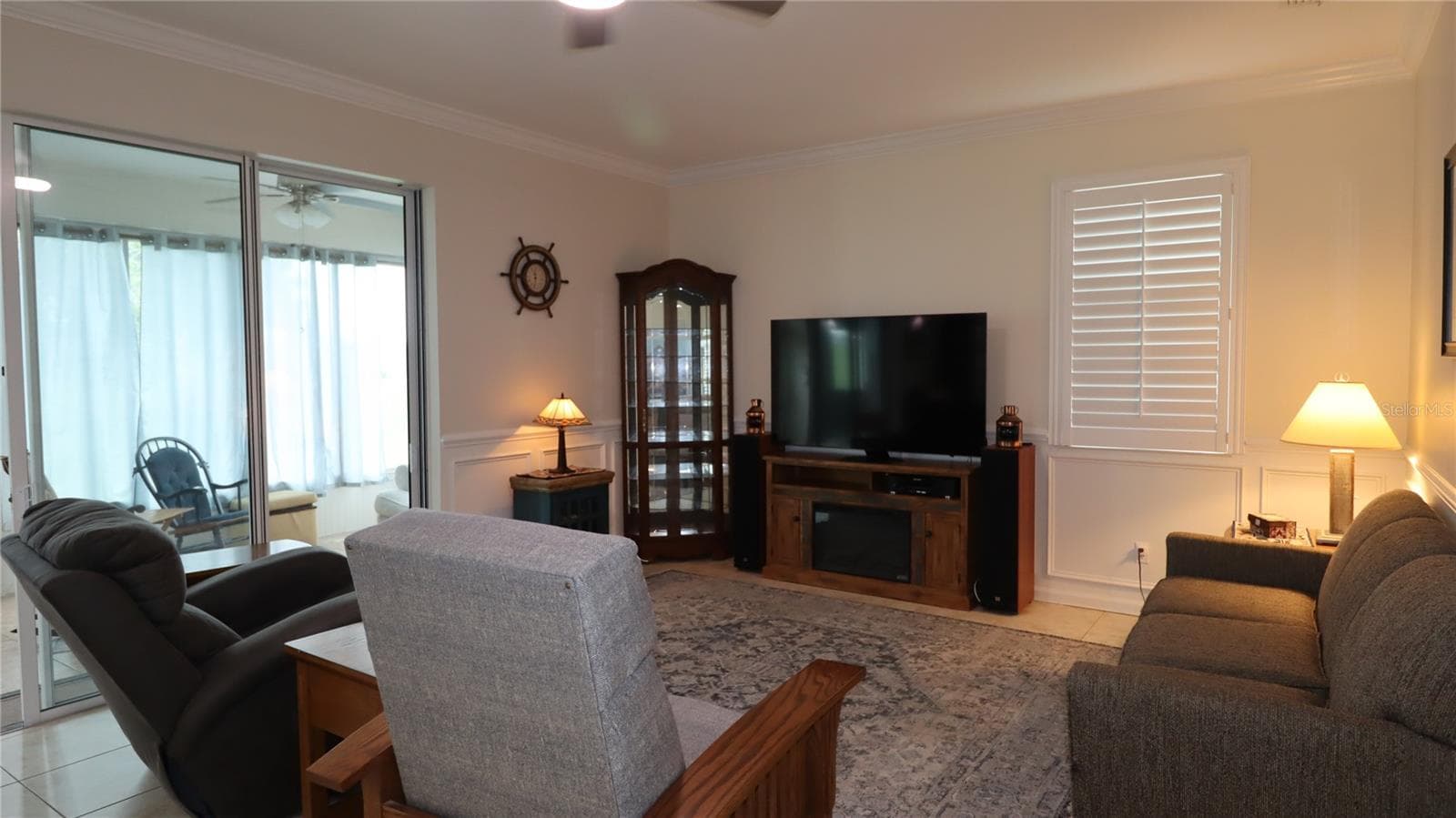 crown moulding & lanai access... - 2293 NW 58TH TER, OCALA