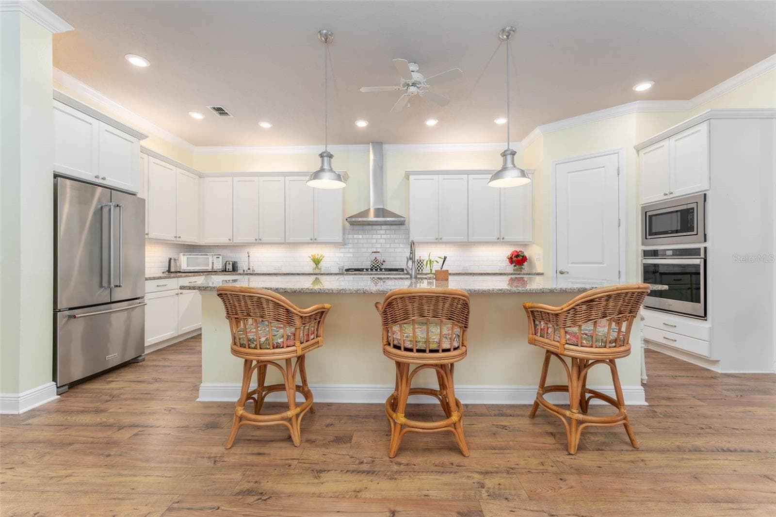 Expansive Kitchen with Island Seating, SS Appliances, Subway Tile Backsplash, Walk in Pantry, Plentiful Softclose Cabinetry, Under Counter Lighting - 14008 SWALLOW HILL DR, LITHIA