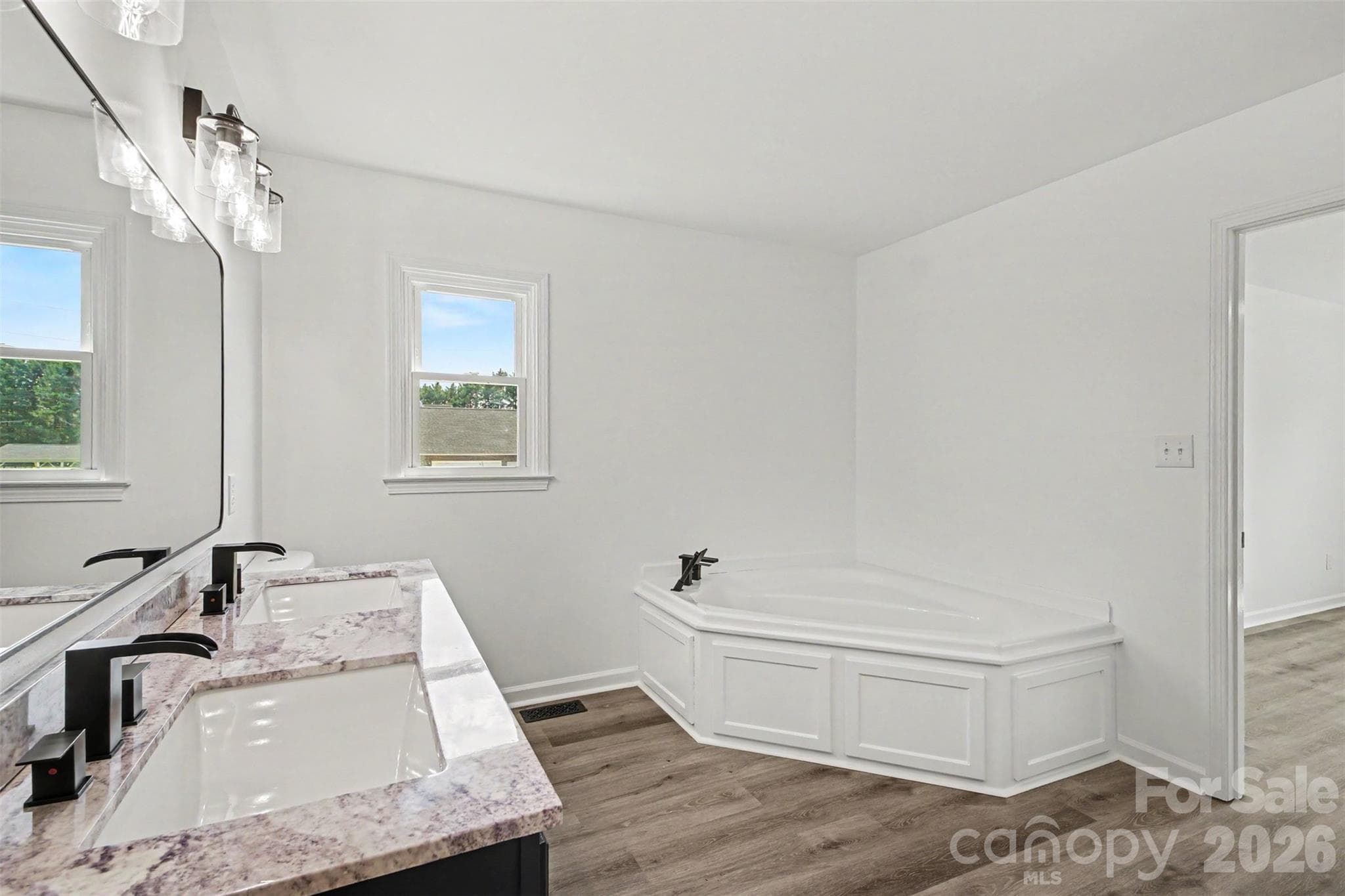 Ensuite with soaker tub - 8379 Harvell Road, Stanfield