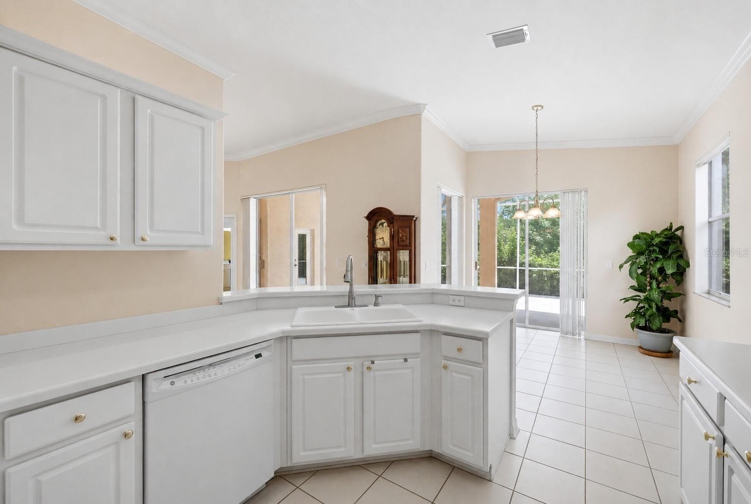 Kitchen open to living room - 8492 IDLEWOOD CT, LAKEWOOD RANCH