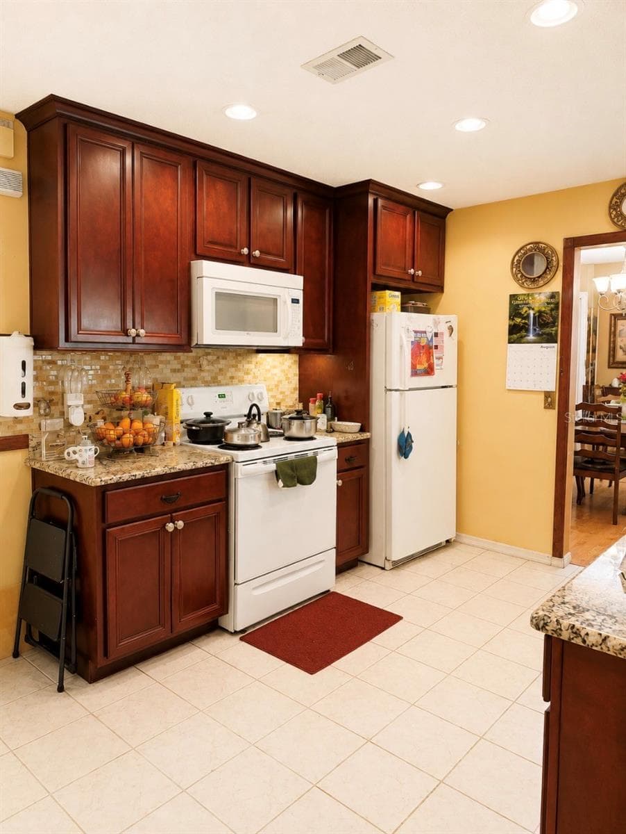 Single Family Residence at 1012 FOREST CIR, WINTER SPRINGS, photo 7 of 26