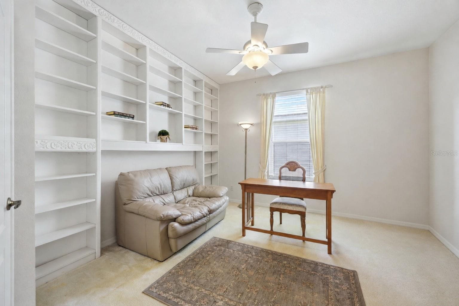 Dedicated den or office with built-in shelving, workspace and ceiling fan - 8492 IDLEWOOD CT, LAKEWOOD RANCH