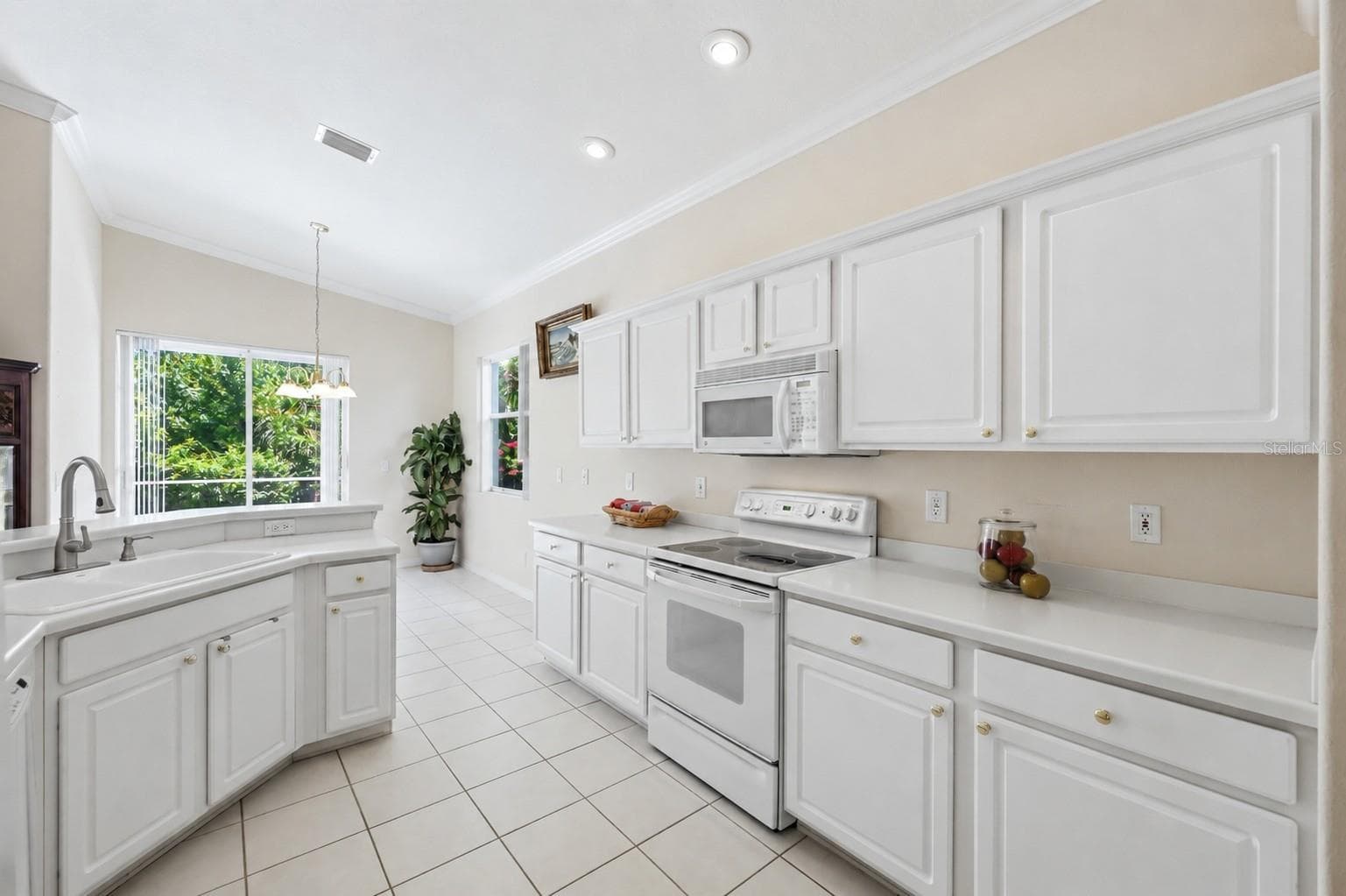 Kitchen area open to breakfast nook - 8492 IDLEWOOD CT, LAKEWOOD RANCH