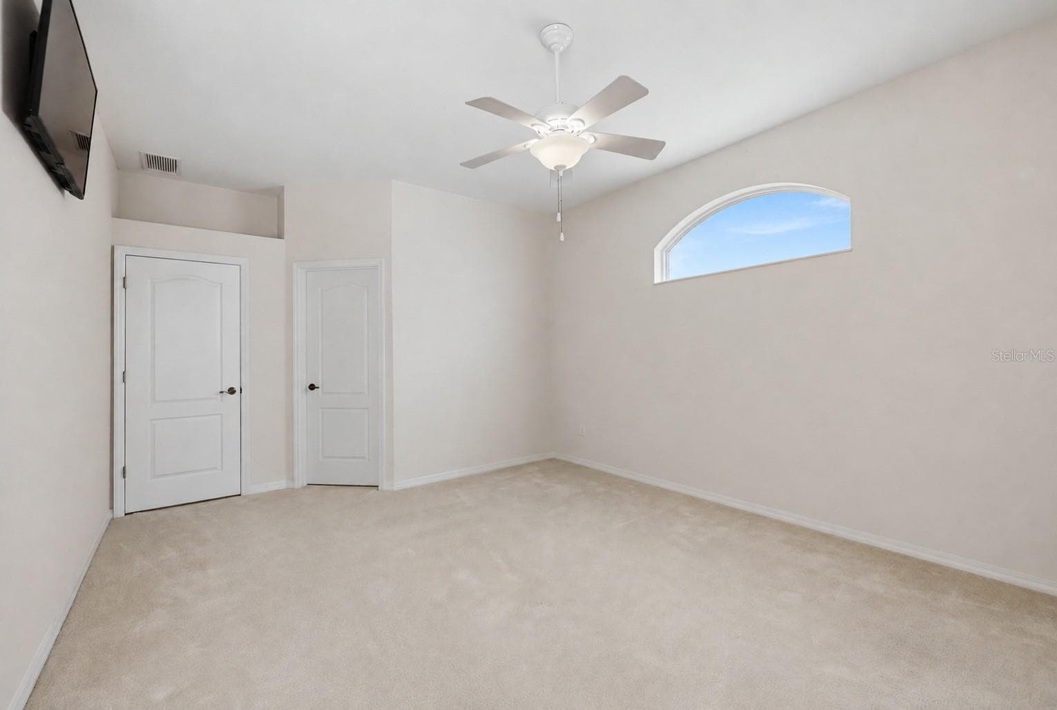 Primary Bedroom with walk in closet - 8492 IDLEWOOD CT, LAKEWOOD RANCH
