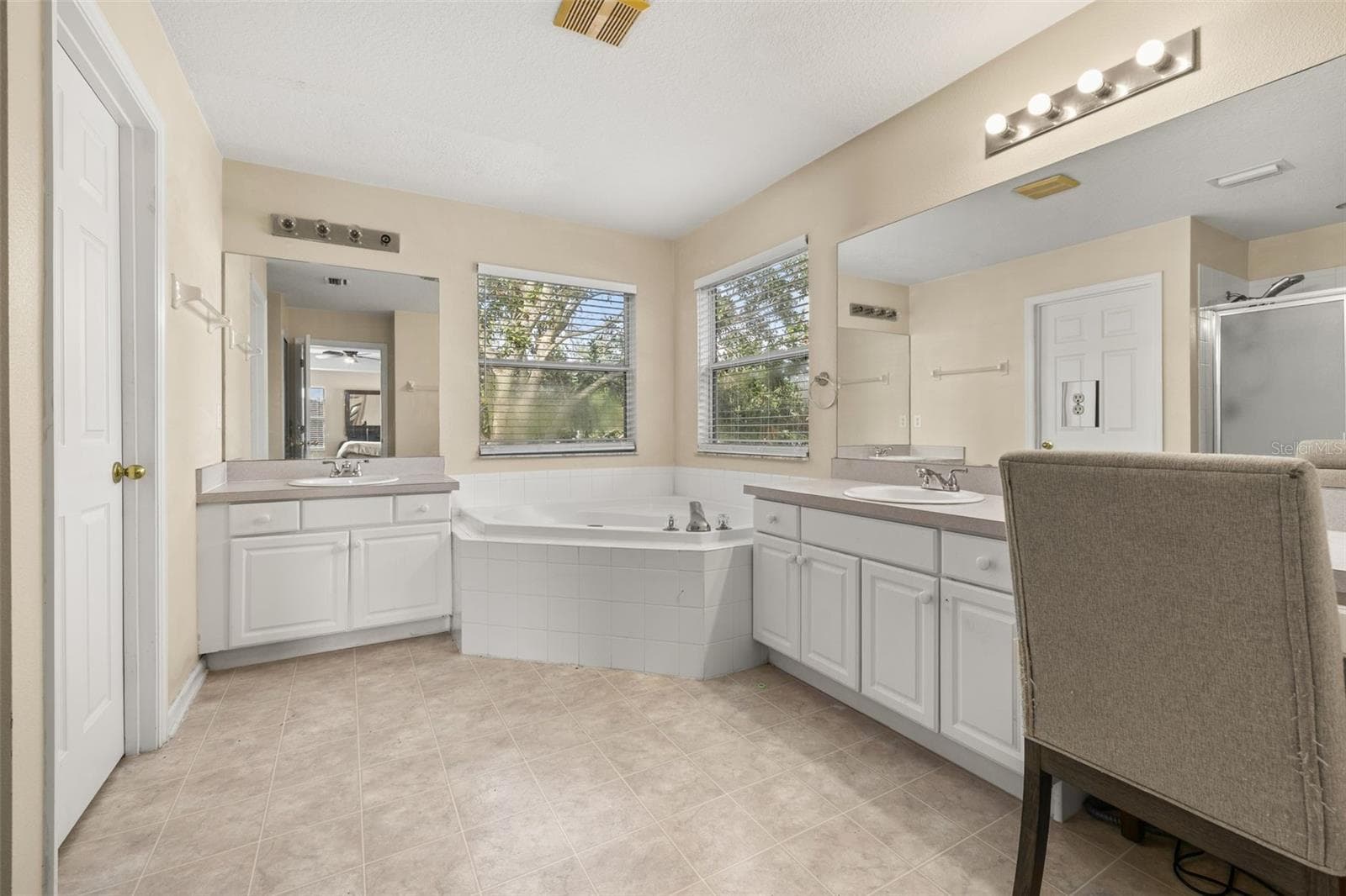Expansive Primary Bathroom, great opportunity to make it your own! - 1404 SWAINSON CT, ORLANDO