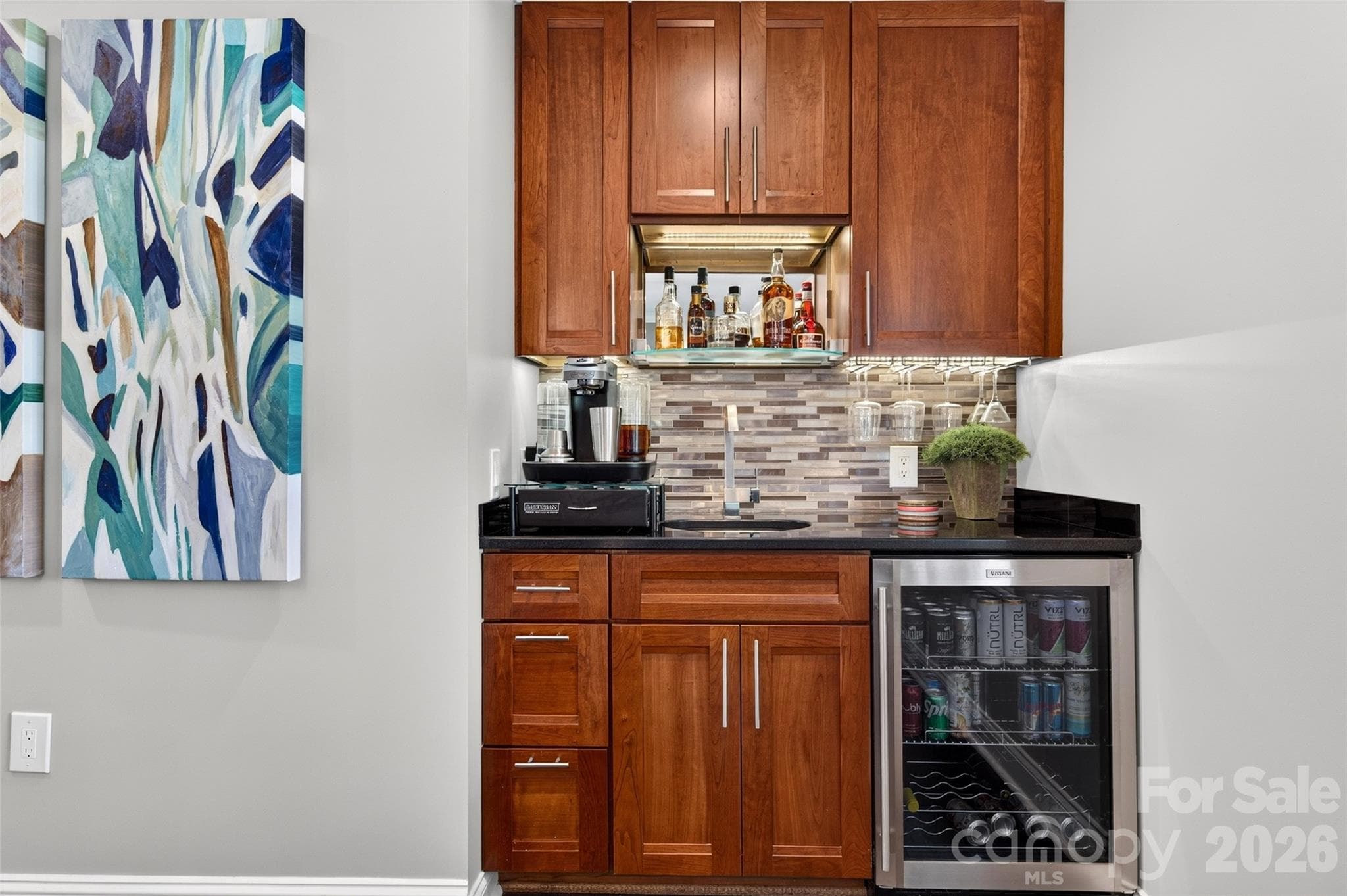 Wet Bar Main Level - 7144 Lynbrook Creek Road, Denver