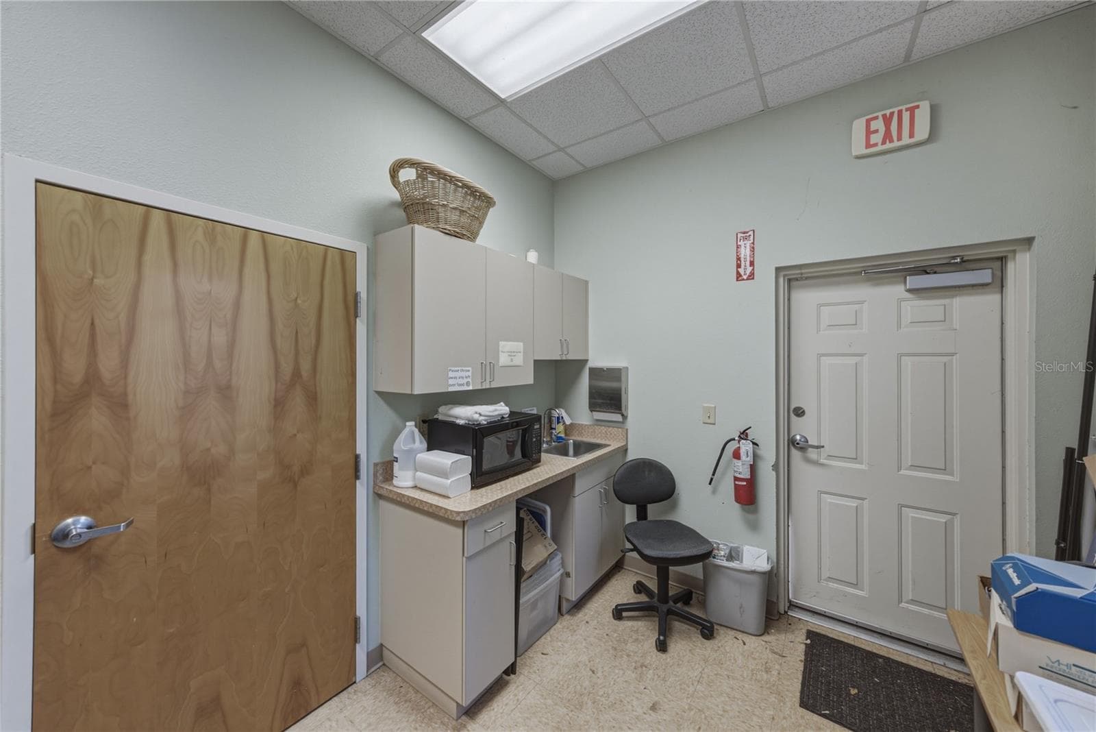 Office at 1214 W REYNOLDS ST #1, PLANT CITY, photo 22 of 57