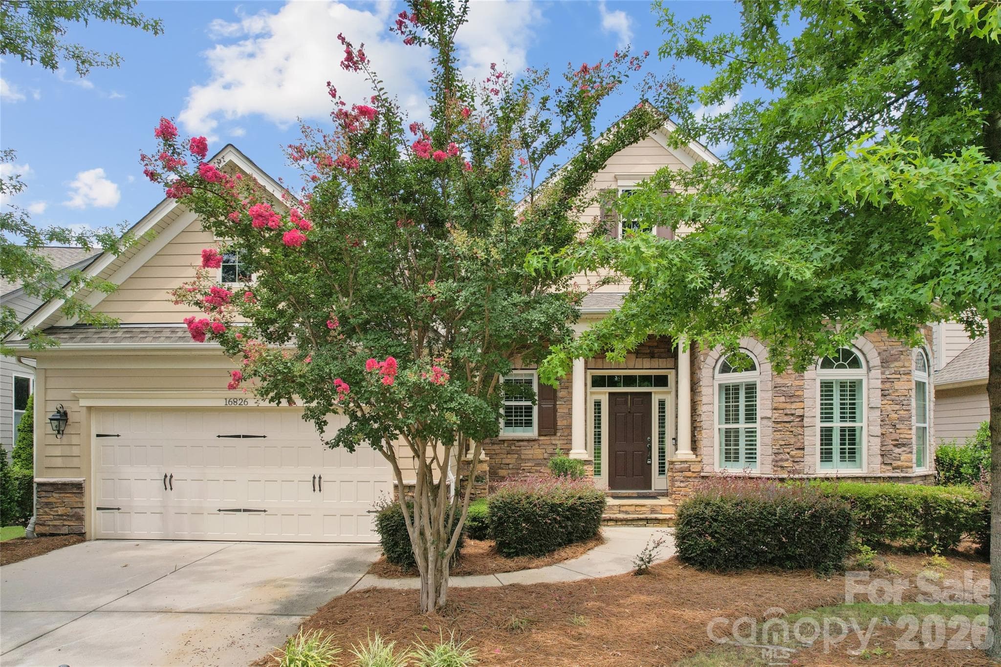 Single Family Residence at 16826 Coves Edge Lane, Charlotte, photo 3 of 40