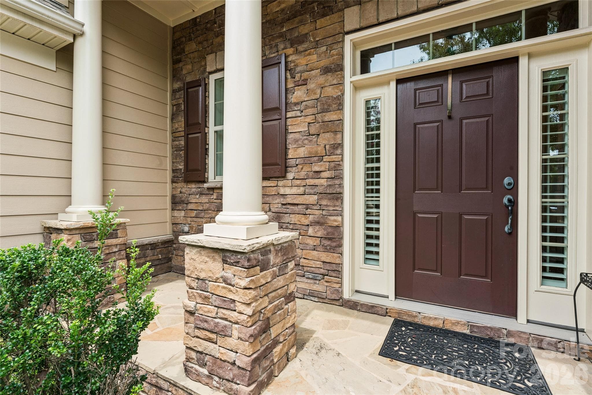 Single Family Residence at 16826 Coves Edge Lane, Charlotte, photo 4 of 40