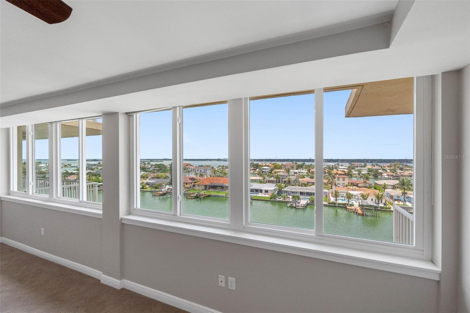 23 feet of waterfront windows in Primary Bedroom - 223 ISLAND WAY #7F, CLEARWATER BEACH