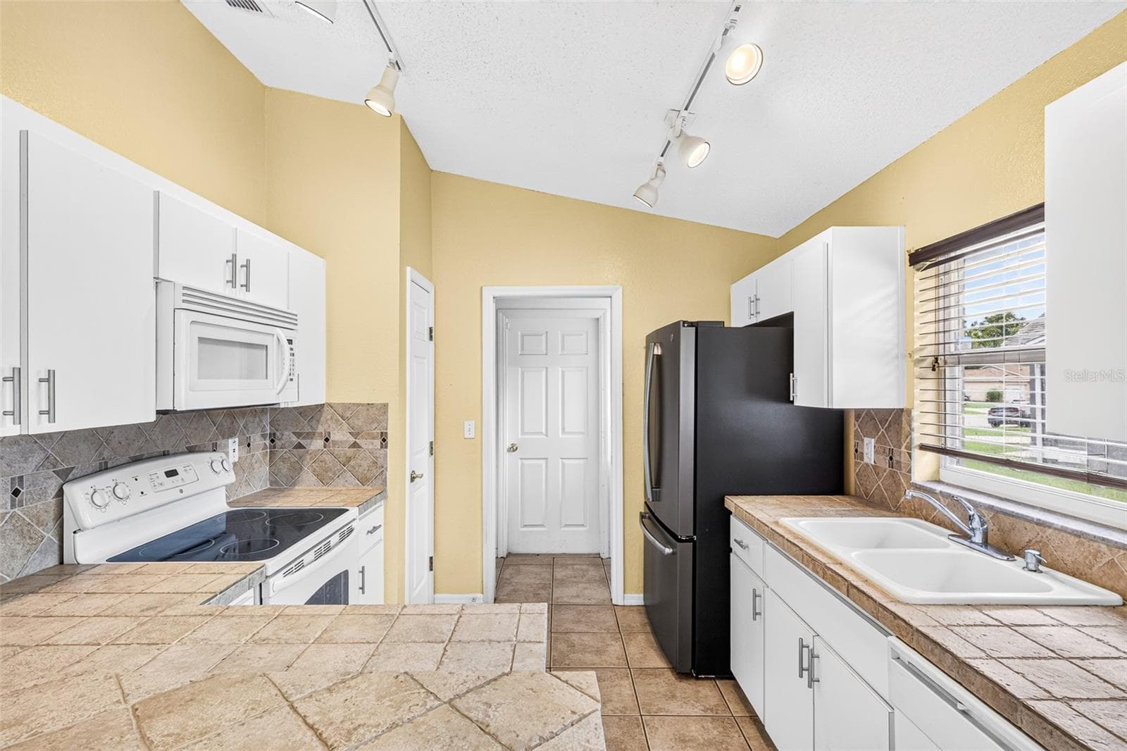 Kitchen - 232 KINGS POND AVE, WINTER HAVEN