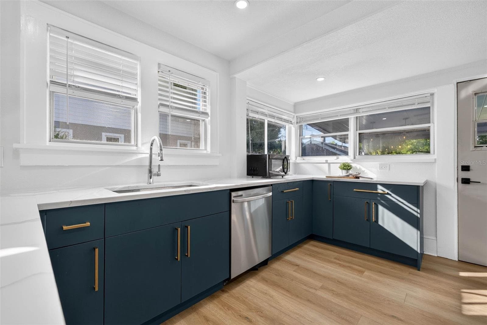 Single Family Residence at 4624 IRIS ST N, ST PETERSBURG, photo 13 of 37