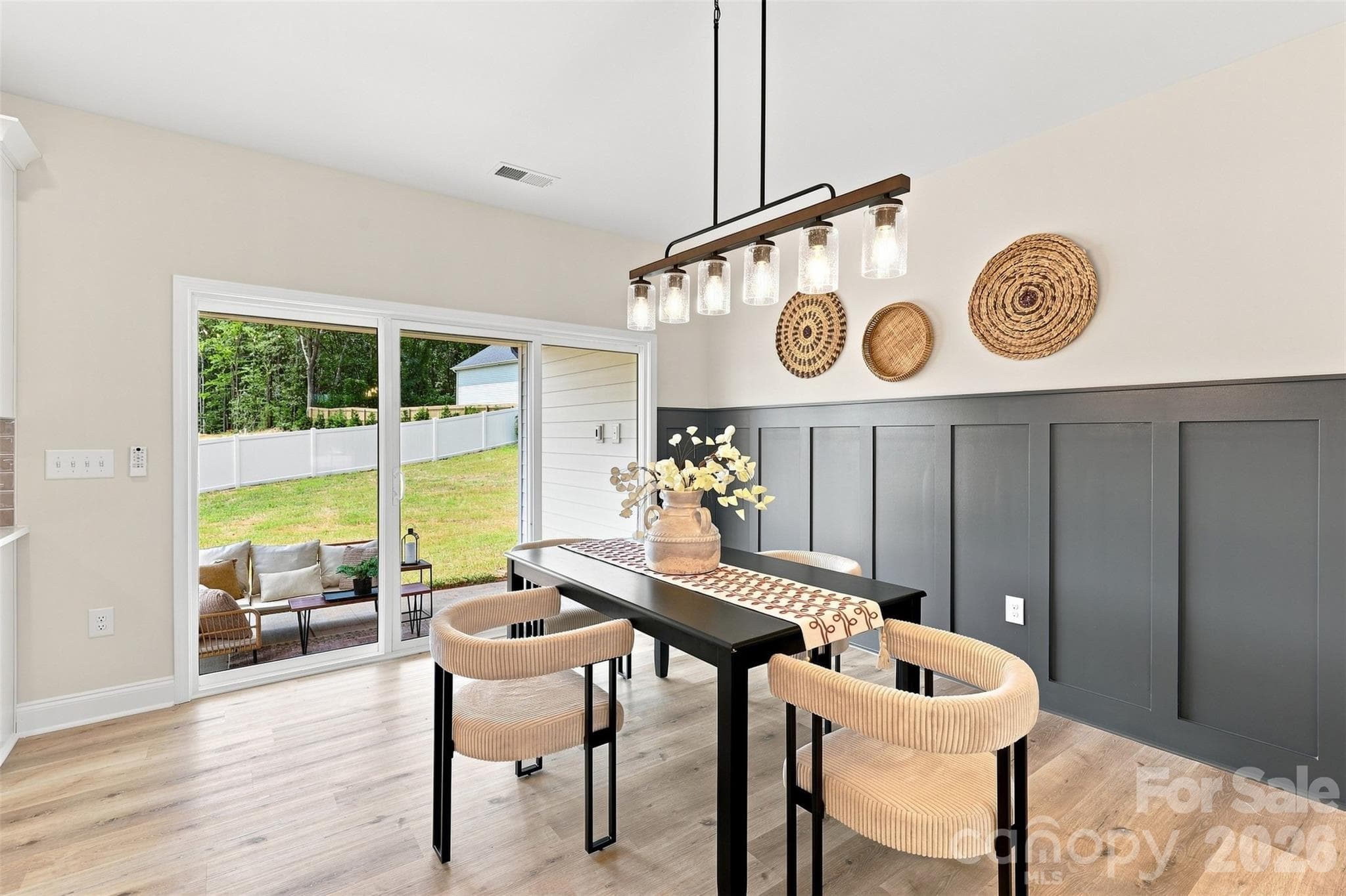 dining area w/ accent wall - 390 NC 200 Highway S, Stanfield