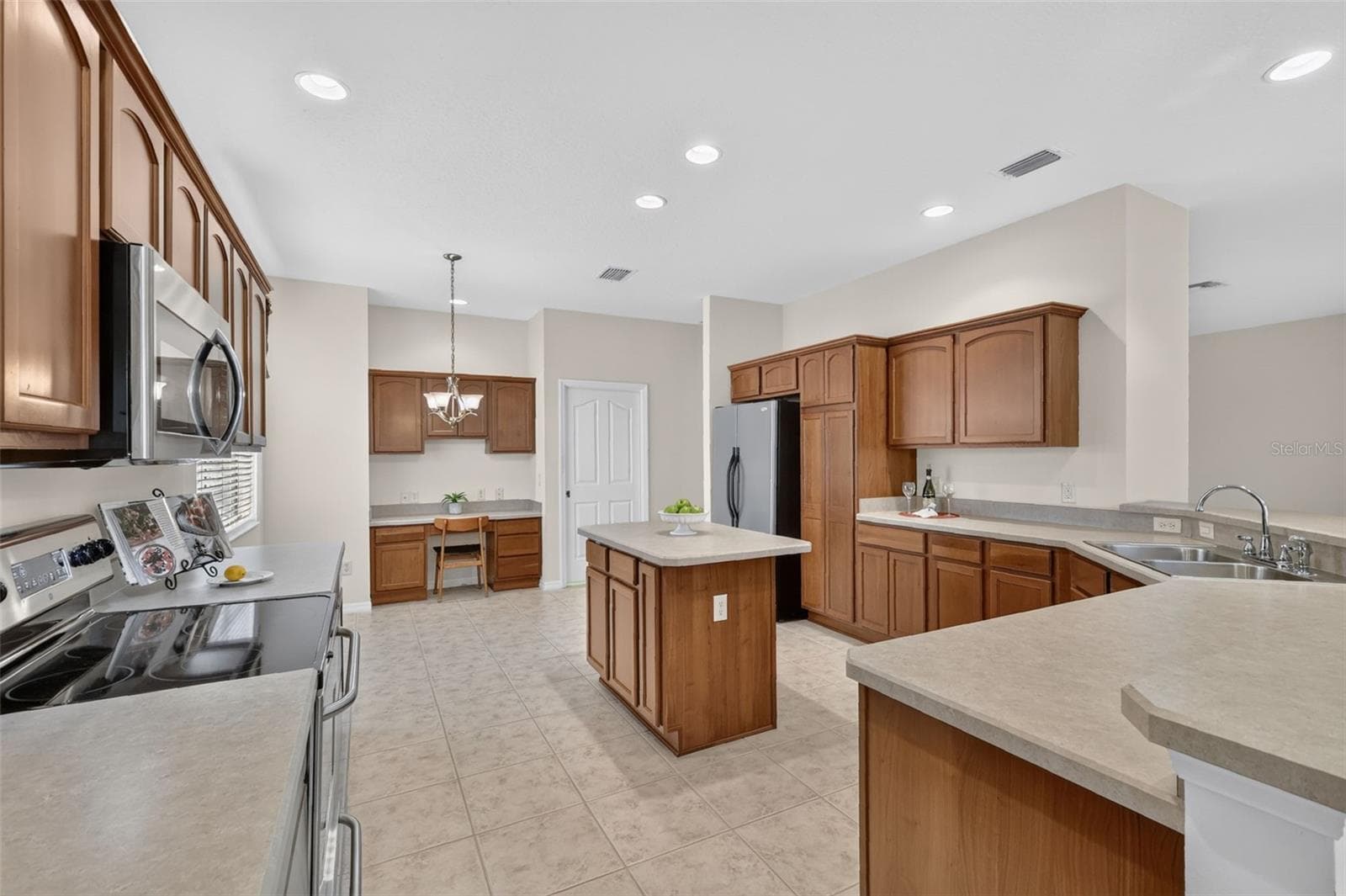 The well-appointed kitchen is perfect for both everyday living and entertaining - 2693 IRIS WAY, THE VILLAGES