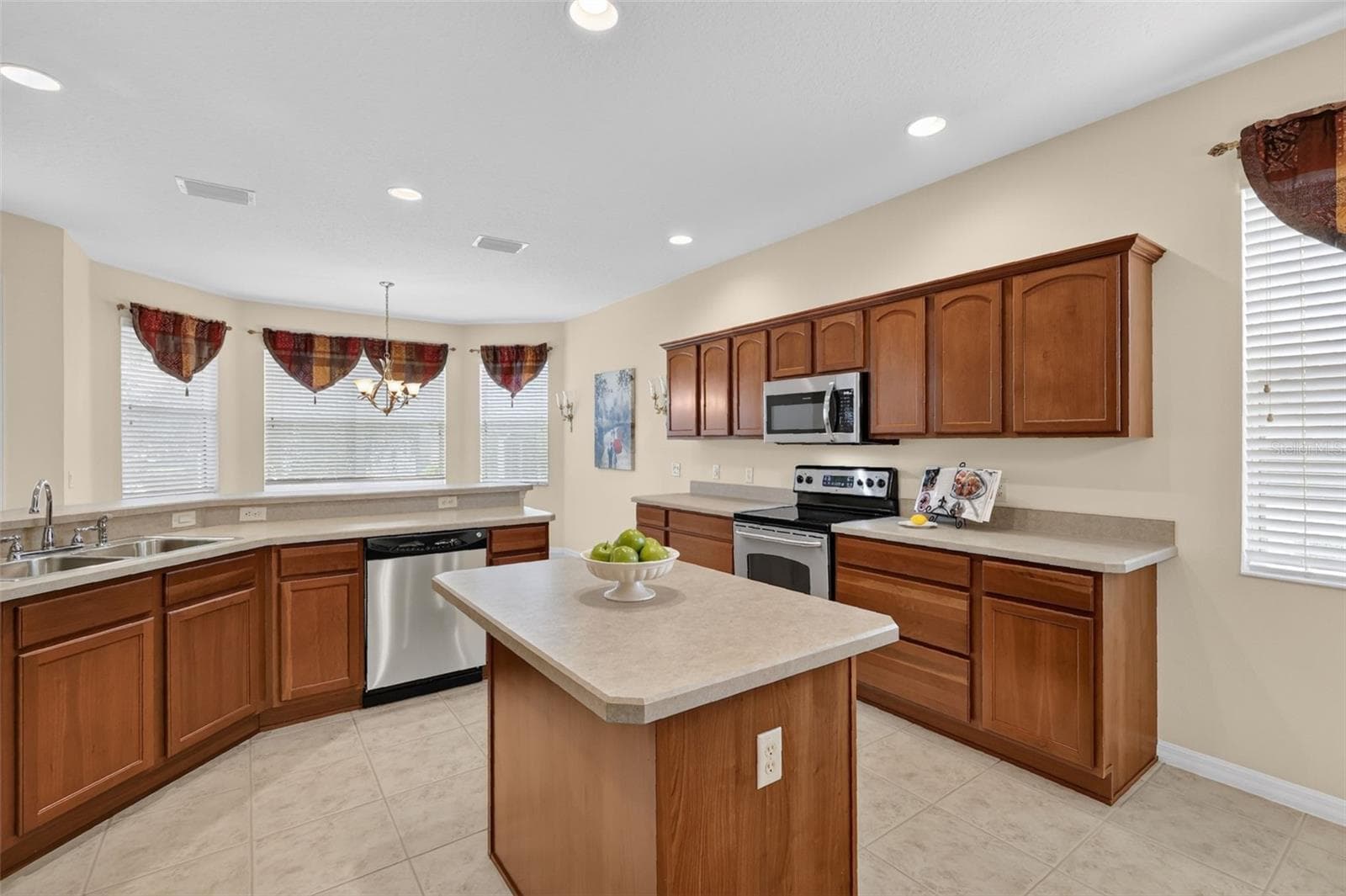 MAPLE CABINETRY, a large center island - 2693 IRIS WAY, THE VILLAGES