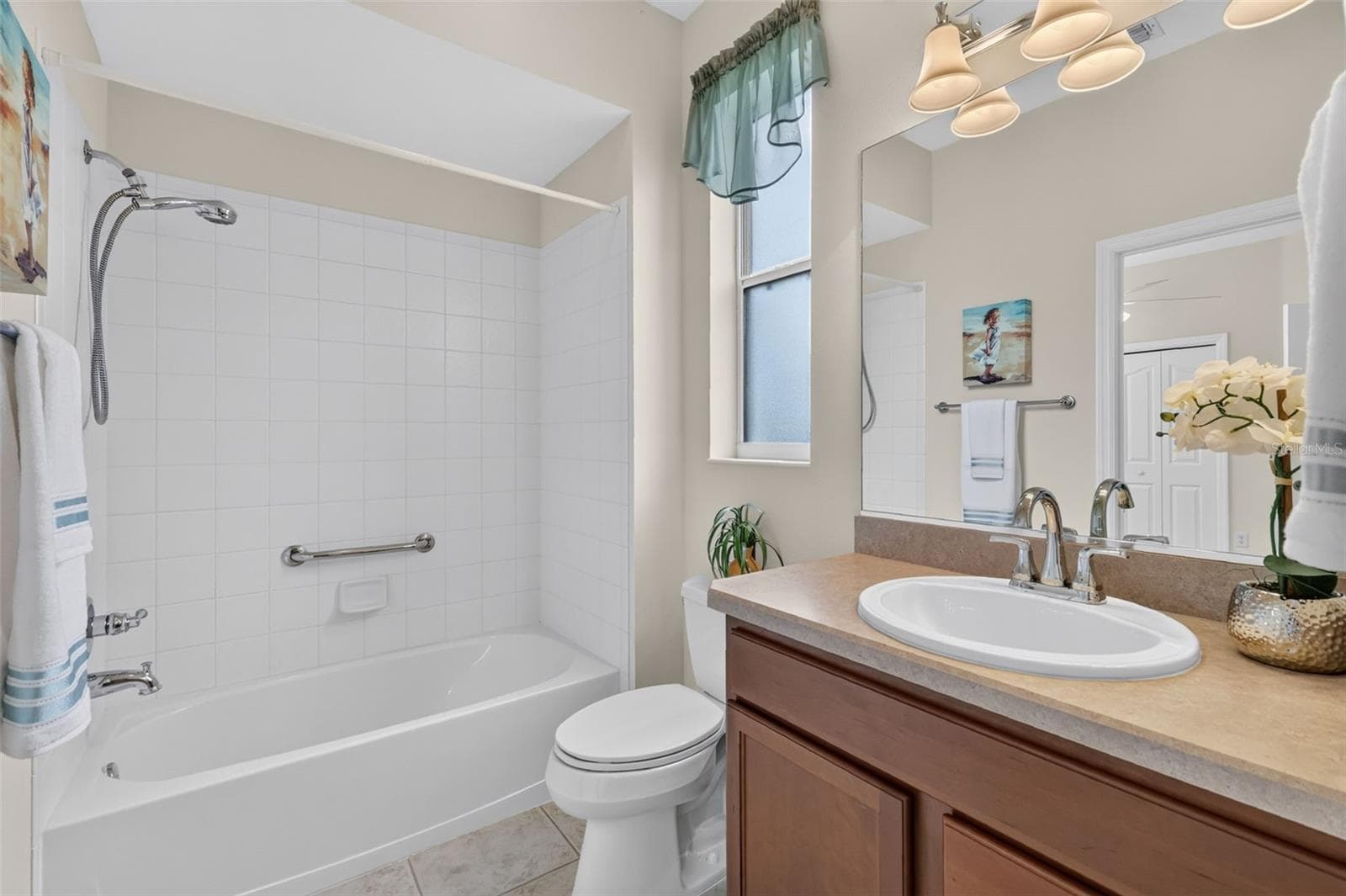 Convenient Jack-and-Jill bathroom with dual sinks and a tub/shower combination - 2693 IRIS WAY, THE VILLAGES