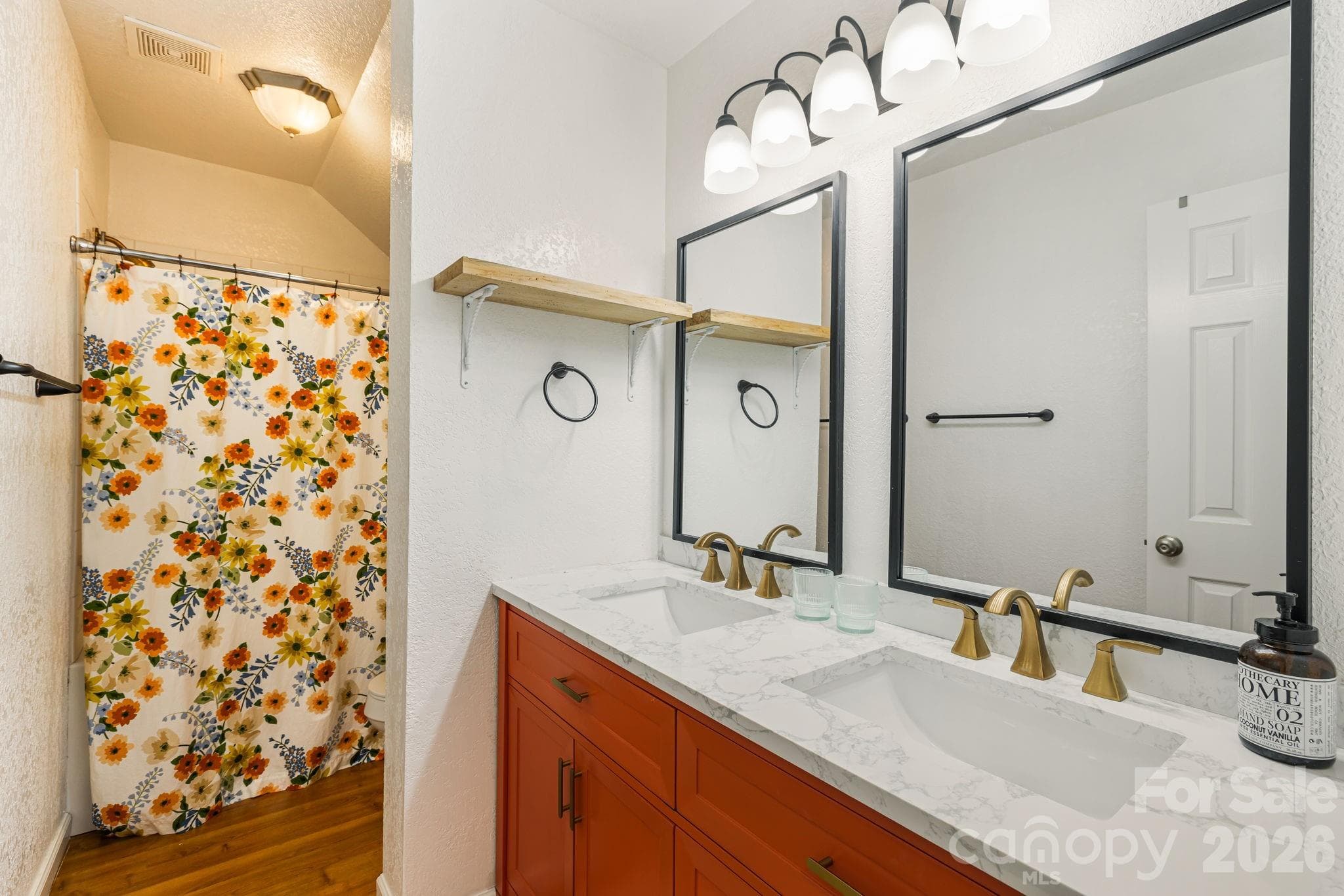 Upstairs Full Bath - 129 Finney Lane, Mars Hill