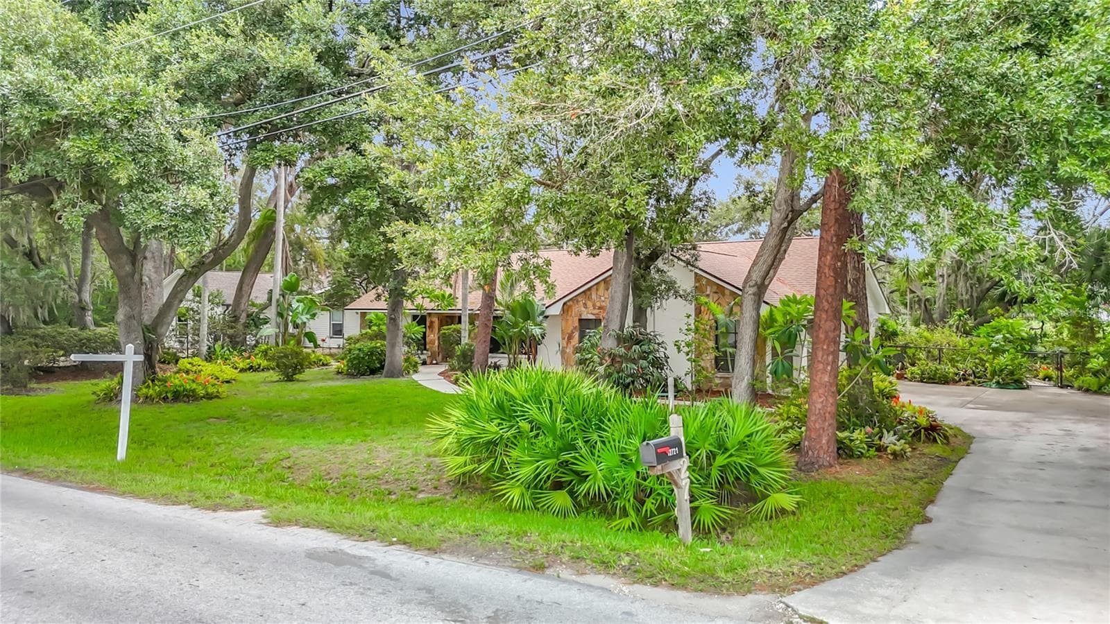 Single Family Residence at 12721 N ARMENIA AVE, TAMPA, photo 3 of 82