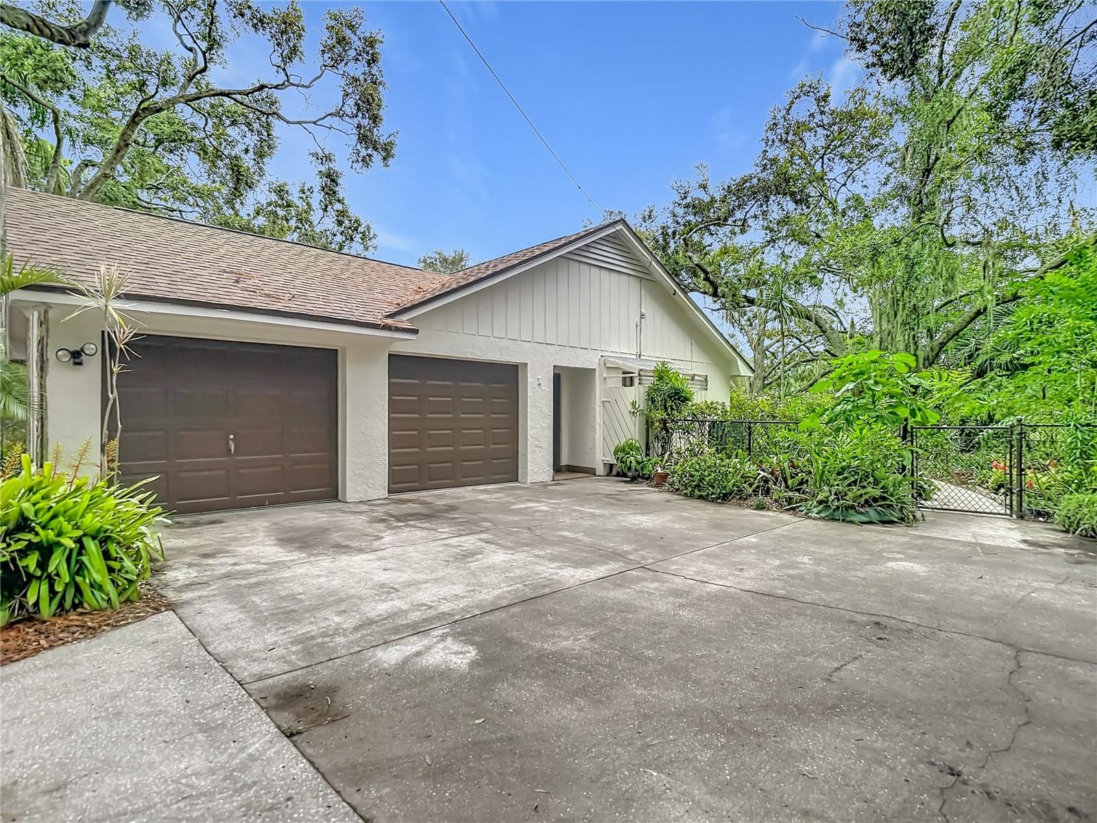Single Family Residence at 12721 N ARMENIA AVE, TAMPA, photo 8 of 101