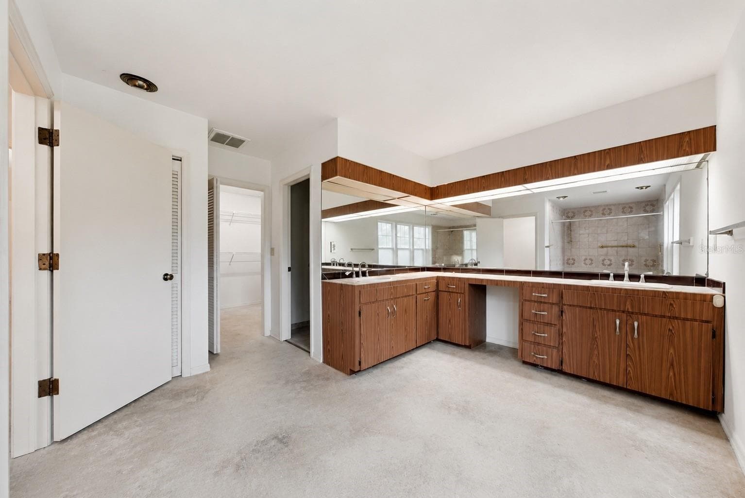 Primary Bathroom***Virtual Staging with Concrete - 3123 W OAKLYN AVE, TAMPA
