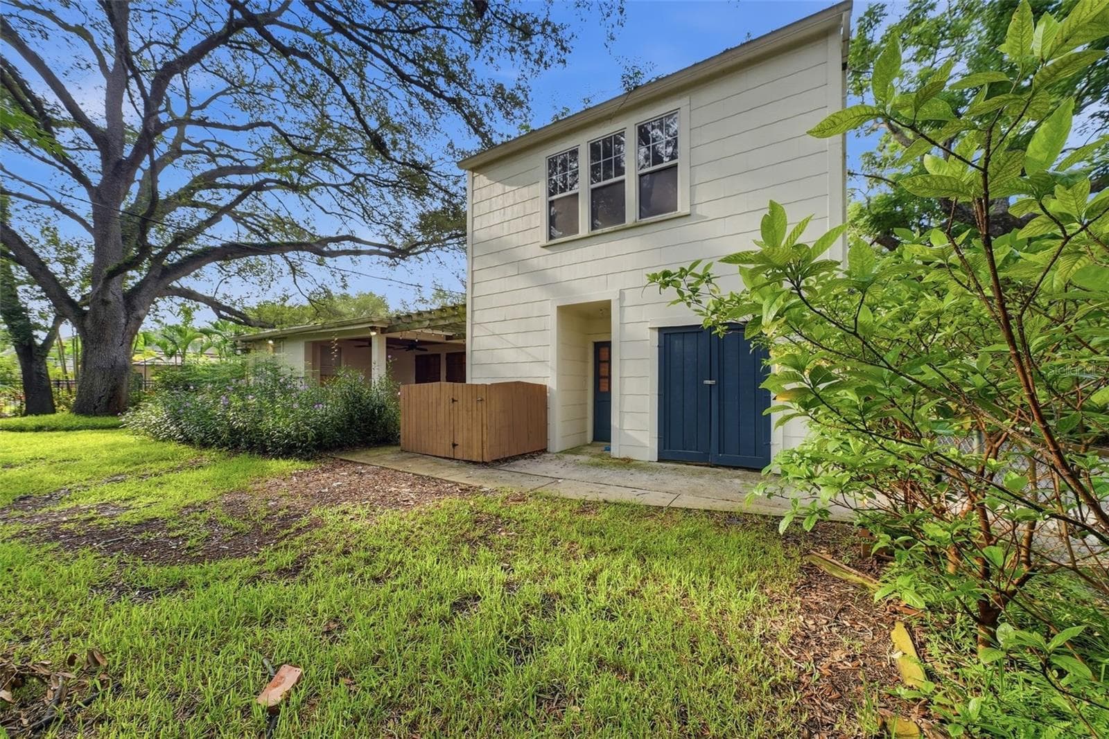 Back entrance leading into interior laundy, half bath, and living area - 3123 W OAKLYN AVE, TAMPA