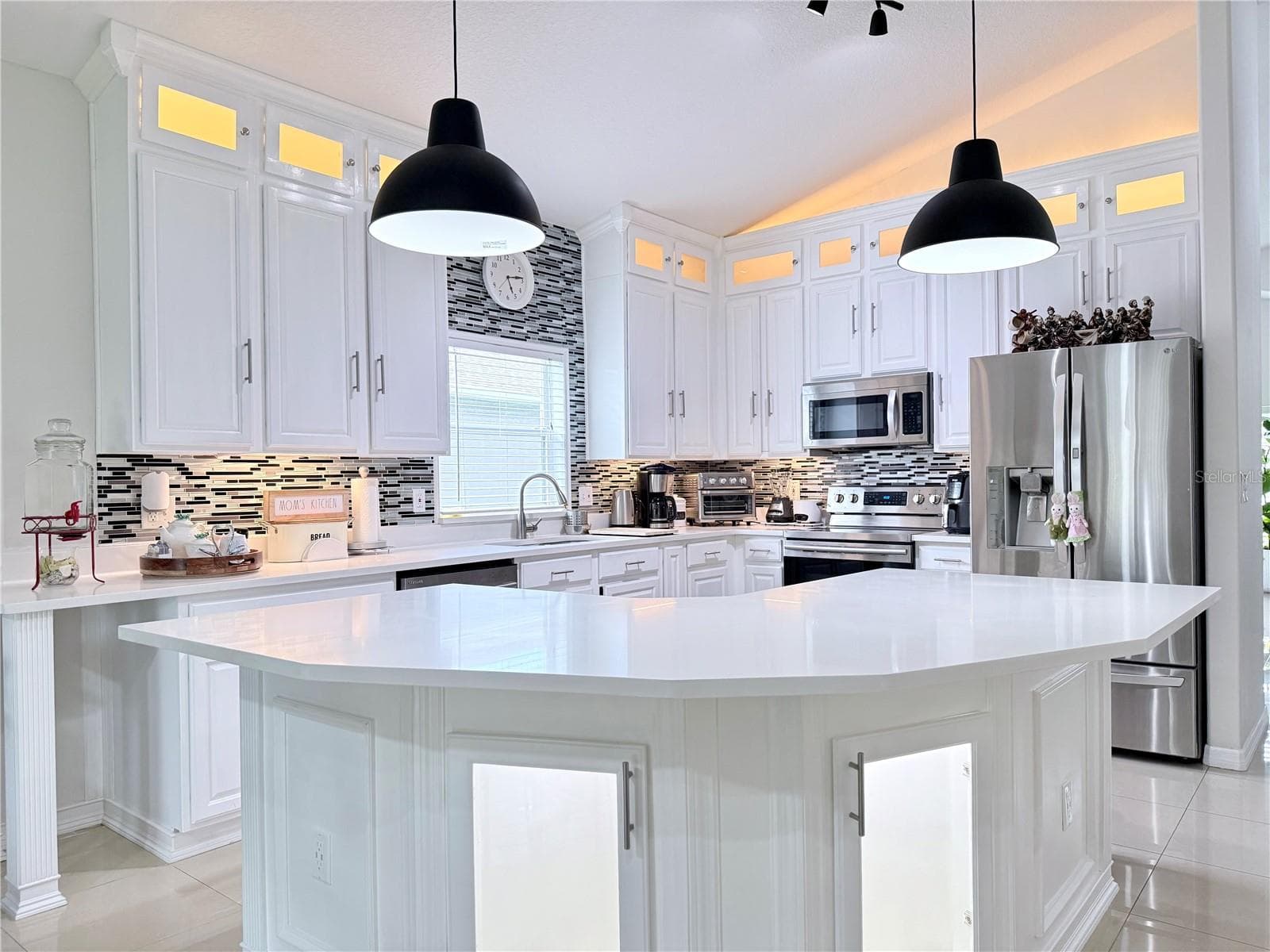 Kitchen and Living Room Combo - 142 BRIGHTVIEW DR, LAKE MARY