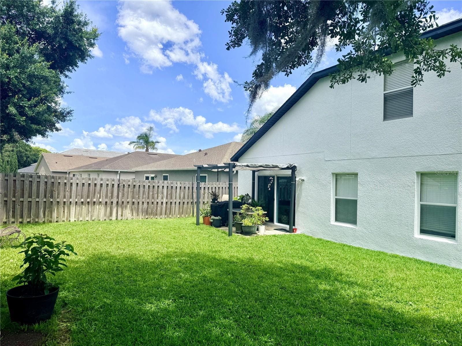 A thoughtfully sized yard offers the ideal balance of outdoor living and low-maintenance upkeep, giving you more time to relax and less time behind a lawn mower. - 142 BRIGHTVIEW DR, LAKE MARY