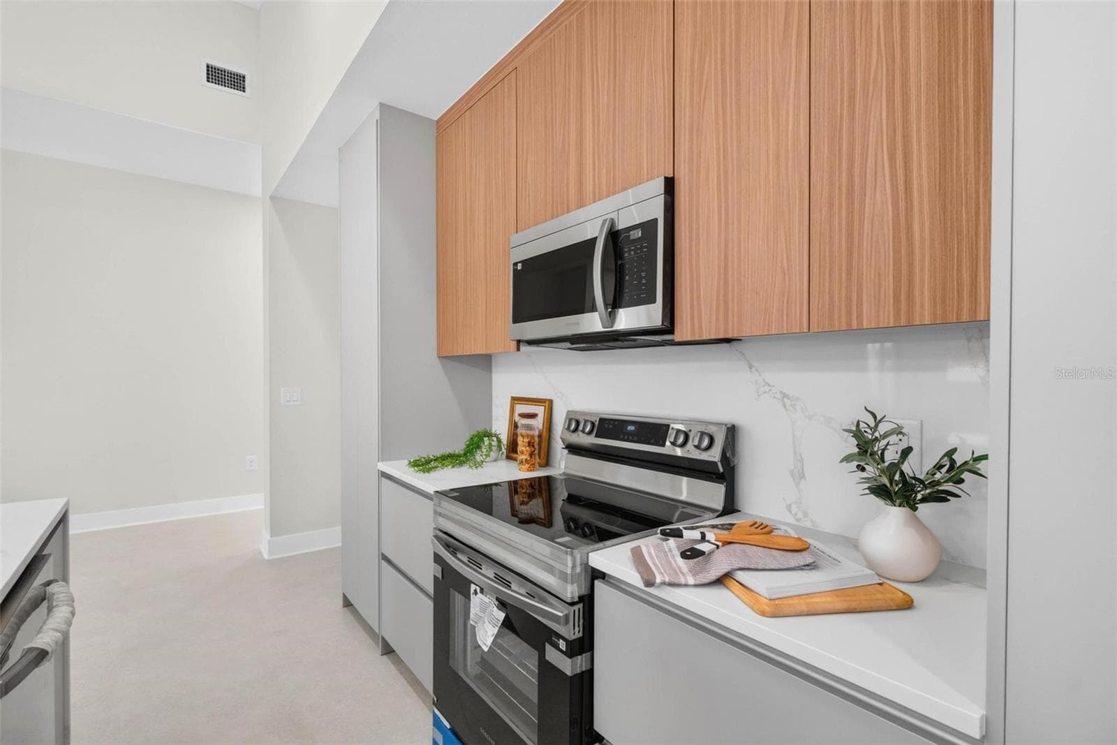 Designer Kitchen - 2227 32ND AVE N, ST PETERSBURG