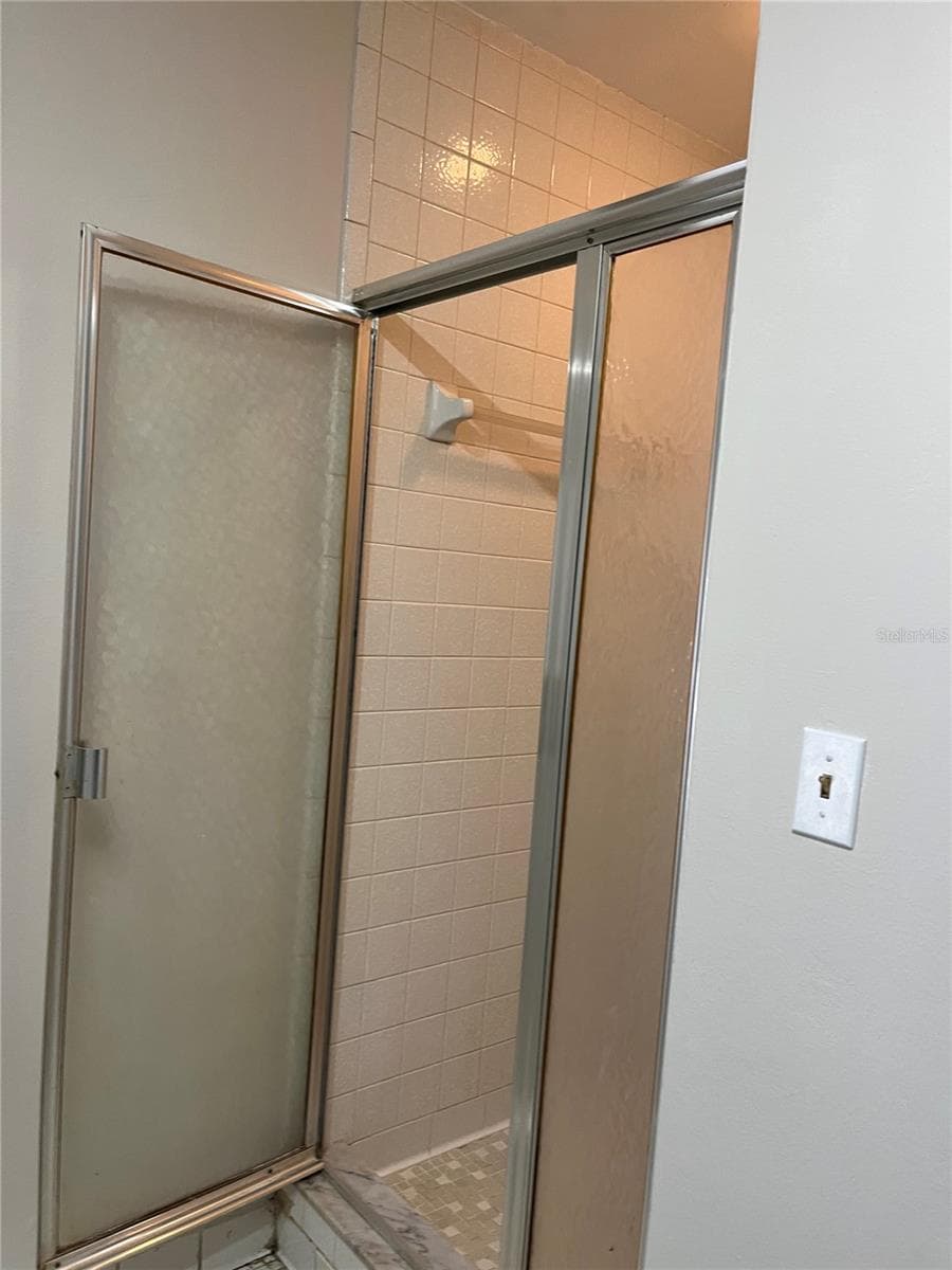 Shower - 942 N BENEVA RD #V28, SARASOTA