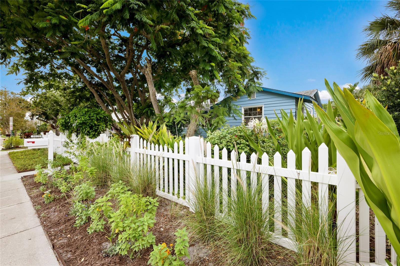 Single Family Residence at 2070 HYDE PARK ST, SARASOTA, photo 5 of 50