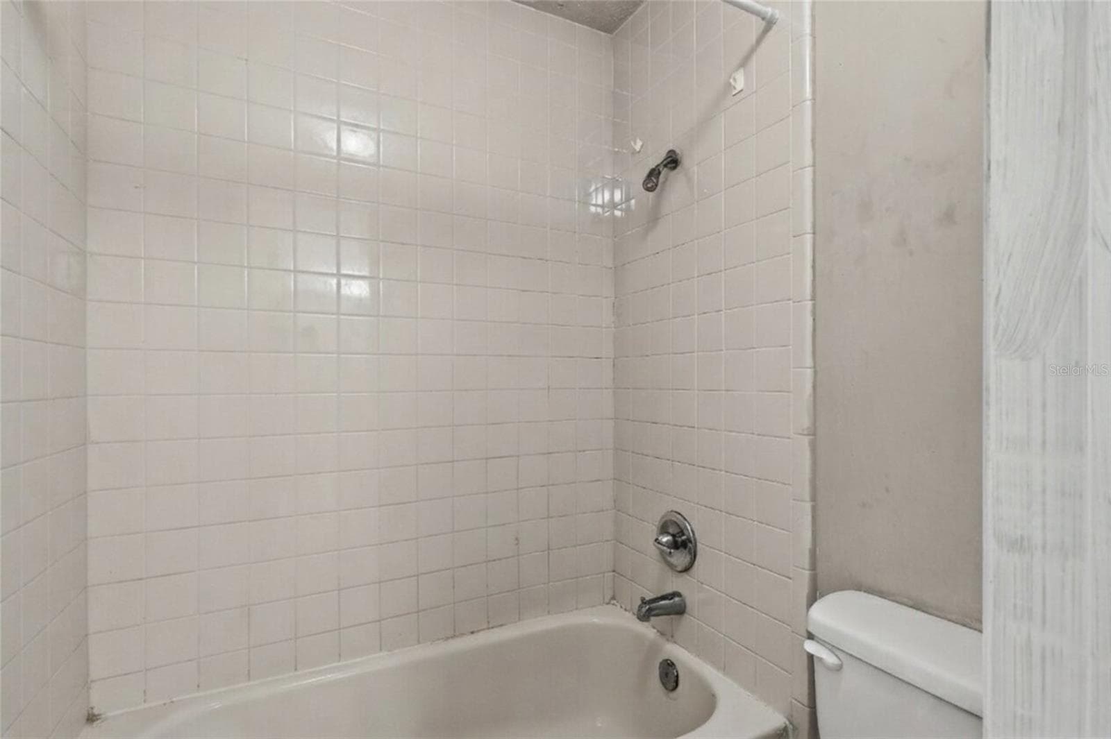 Guest Bathroom Tub & Shower - 2939 DANFORTH DR, ORLANDO