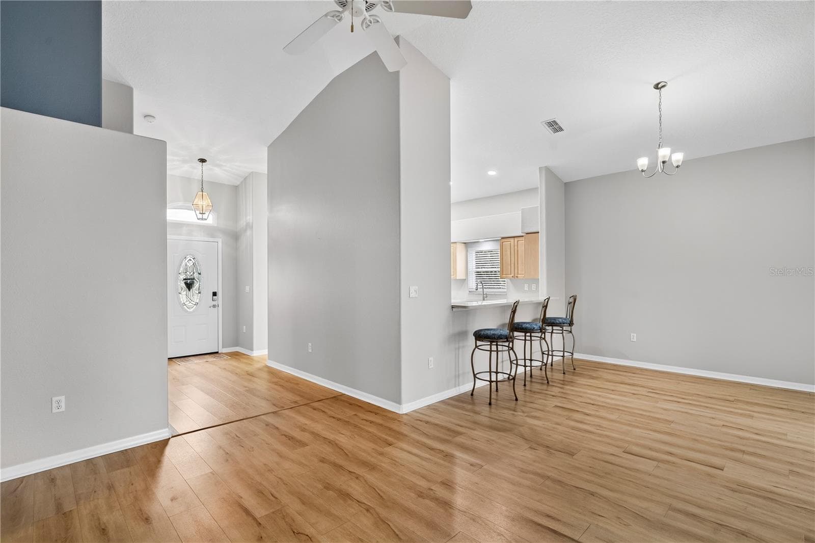 LIVING ROOM HIGH CEILINGS - 9257 BONNIE COVE DR, WEEKI WACHEE