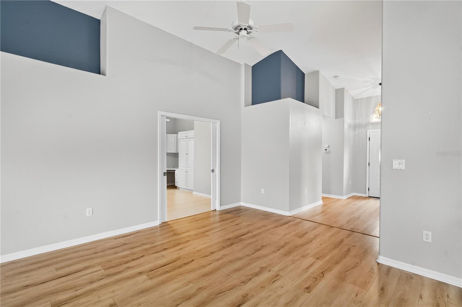 LIVING ROOM HIGH CEILINGS - 9257 BONNIE COVE DR, WEEKI WACHEE