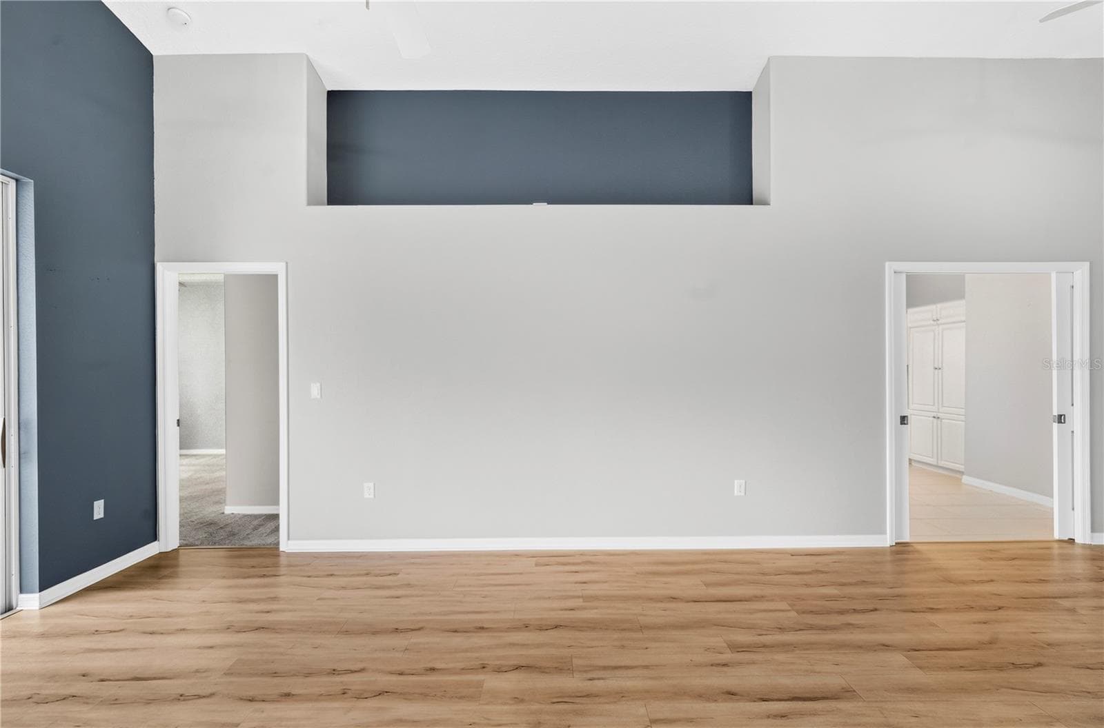 LIVING ROOM HIGH CEILING/ BUILT IN HIGH SHELF - 9257 BONNIE COVE DR, WEEKI WACHEE