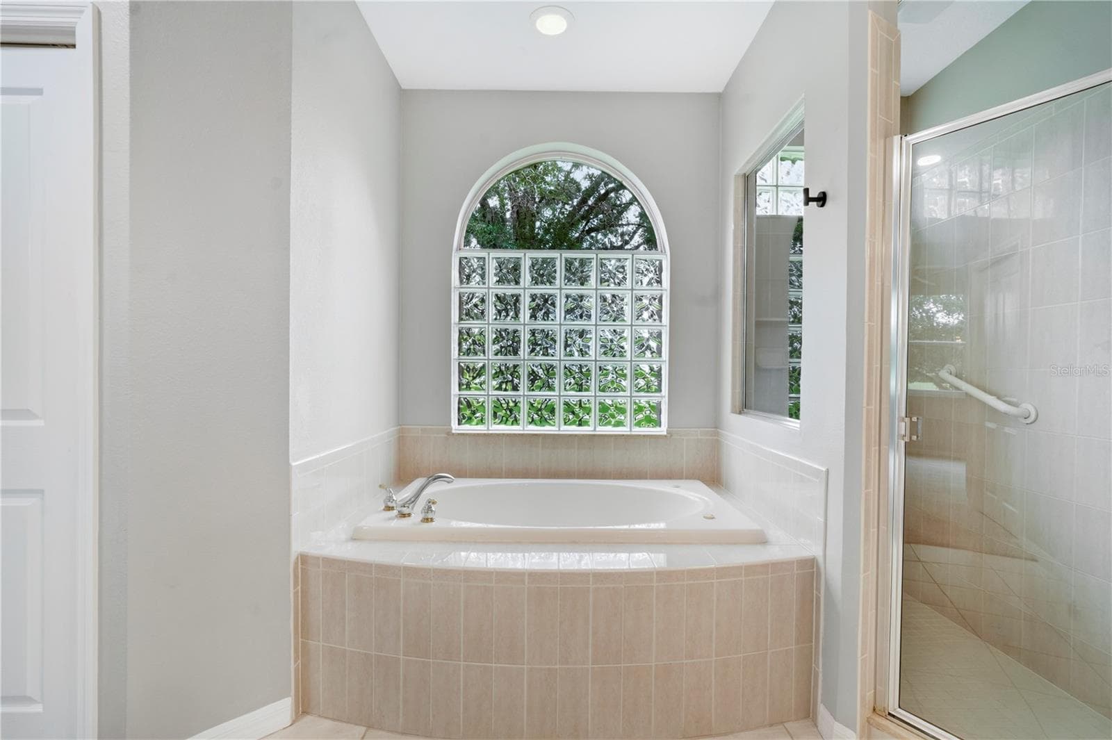 SDEPRATE TUB/SHOWER PRIMARY BATHROOM TILE FLOOR - 9257 BONNIE COVE DR, WEEKI WACHEE
