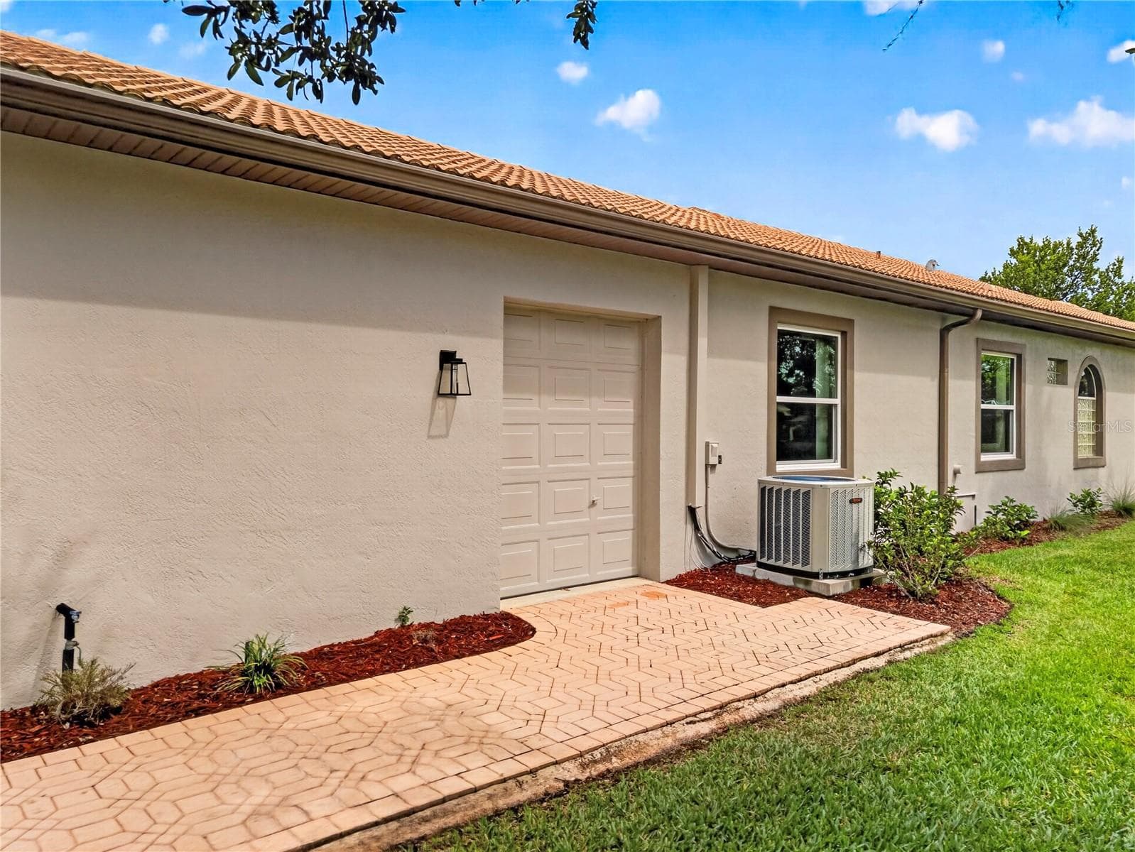 SIDE SEPRATE GOLFCART ENTRANCE W/BRICK PAVERS - 9257 BONNIE COVE DR, WEEKI WACHEE