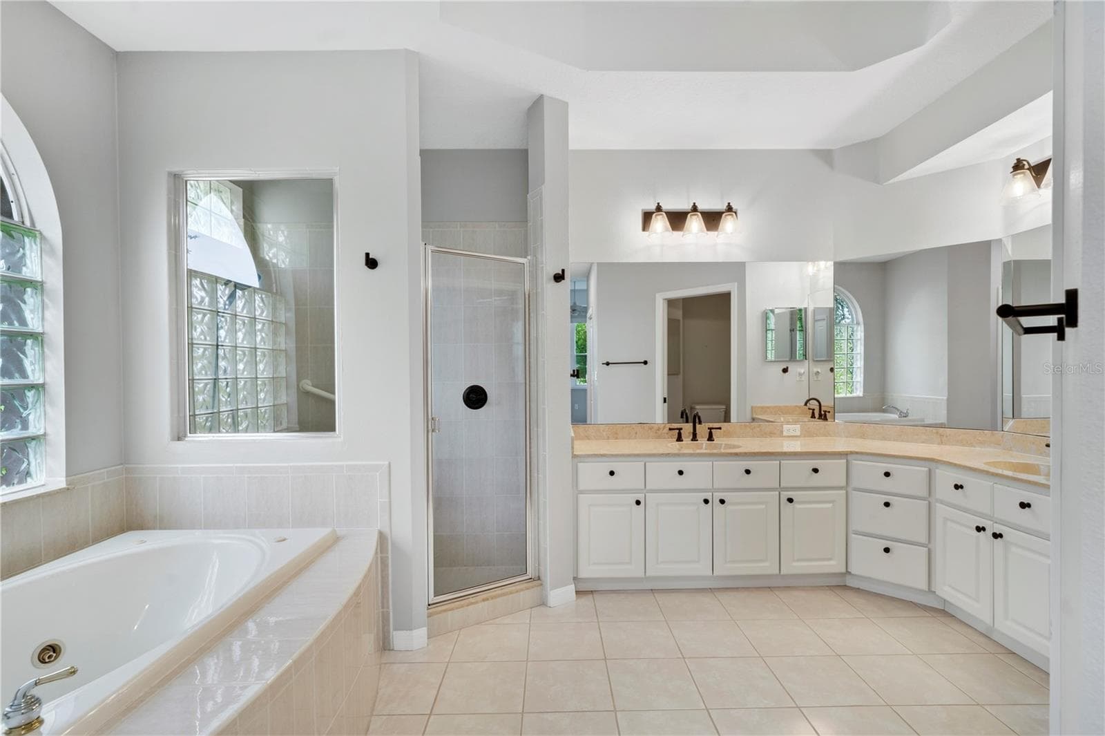 SDEPRATE TUB/SHOWER PRIMARY BATHROOM TILE FLOOR - 9257 BONNIE COVE DR, WEEKI WACHEE