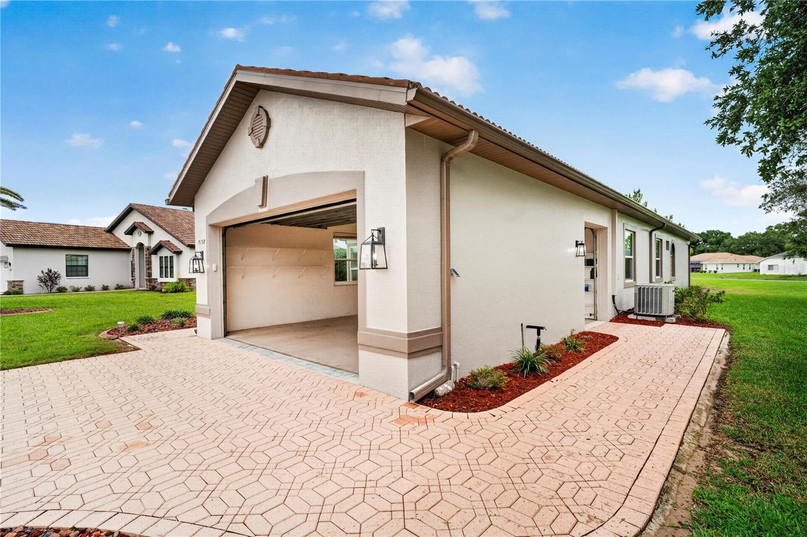 Paved driveway with separate Golfcart entrance - 9257 BONNIE COVE DR, WEEKI WACHEE