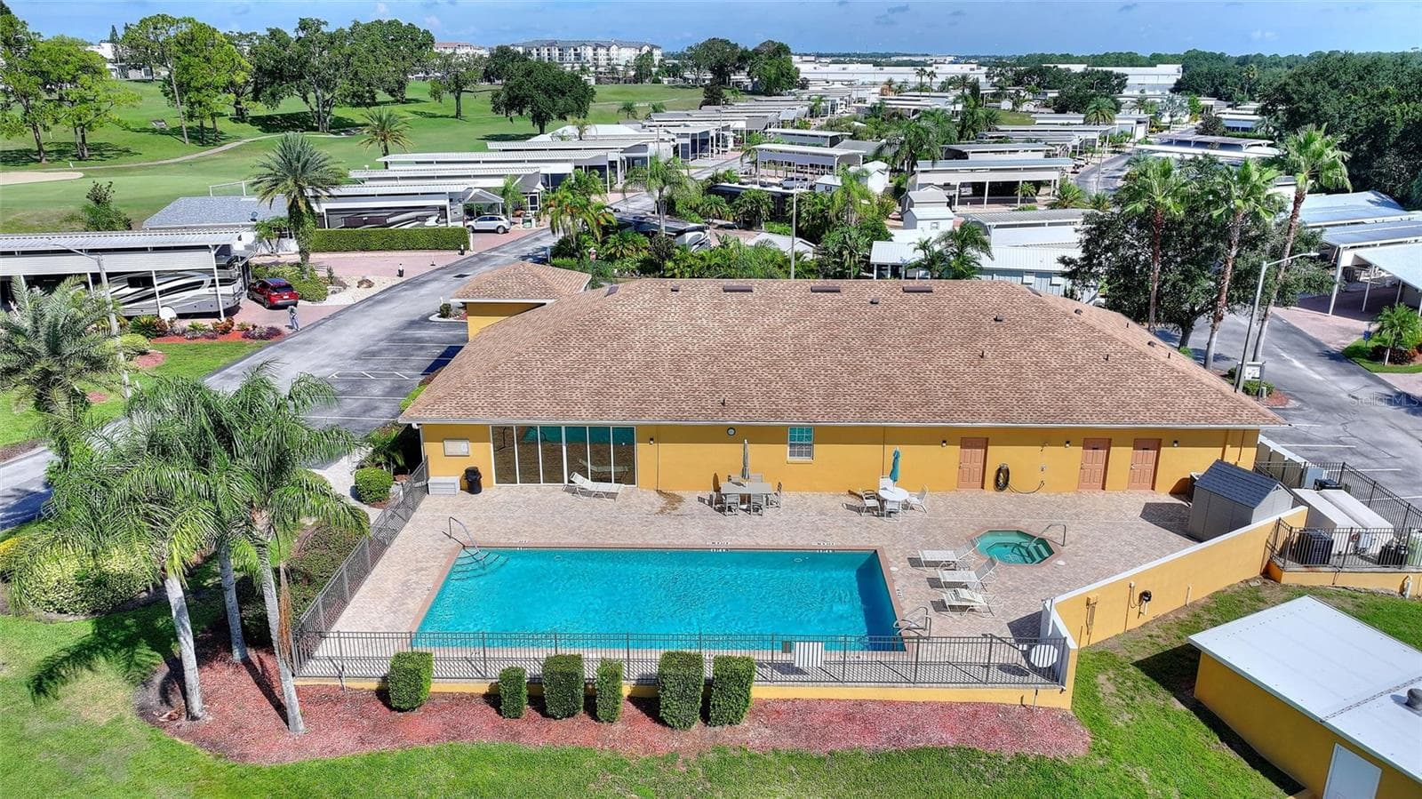 Pool & hot tub - 2457 ST GEORGE DR, DAVENPORT
