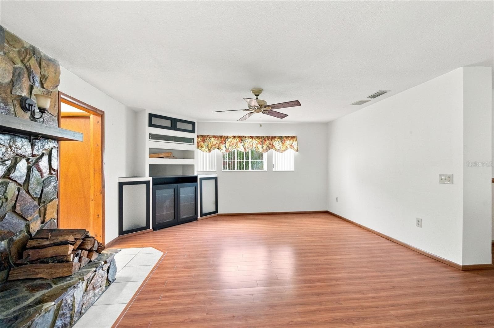 Single Family Residence at 2151 MEREDITH DR, SPRING HILL, photo 8 of 47