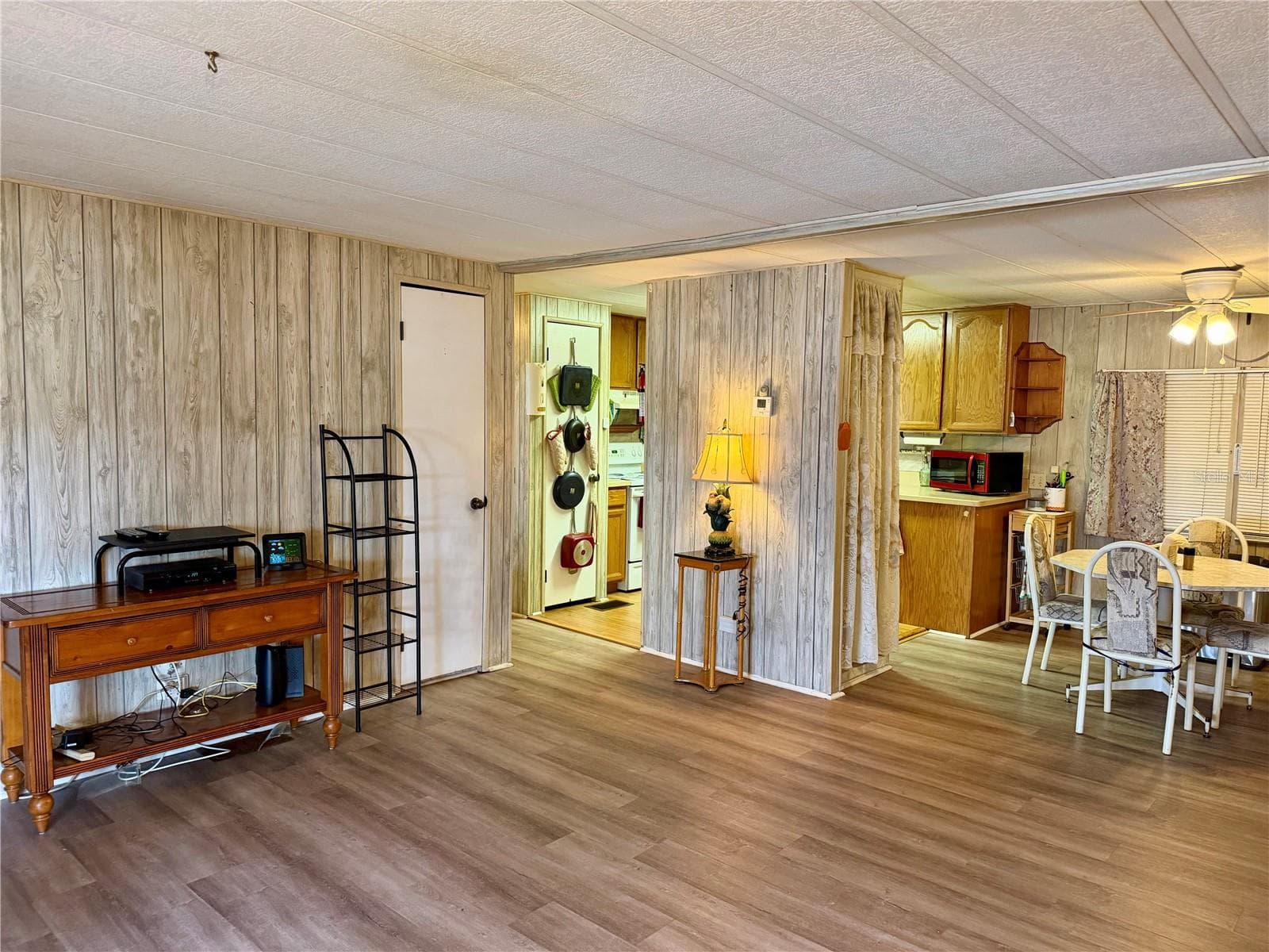 Mobile Home at 5301 ALGERIA CT, BRADENTON, photo 3 of 33