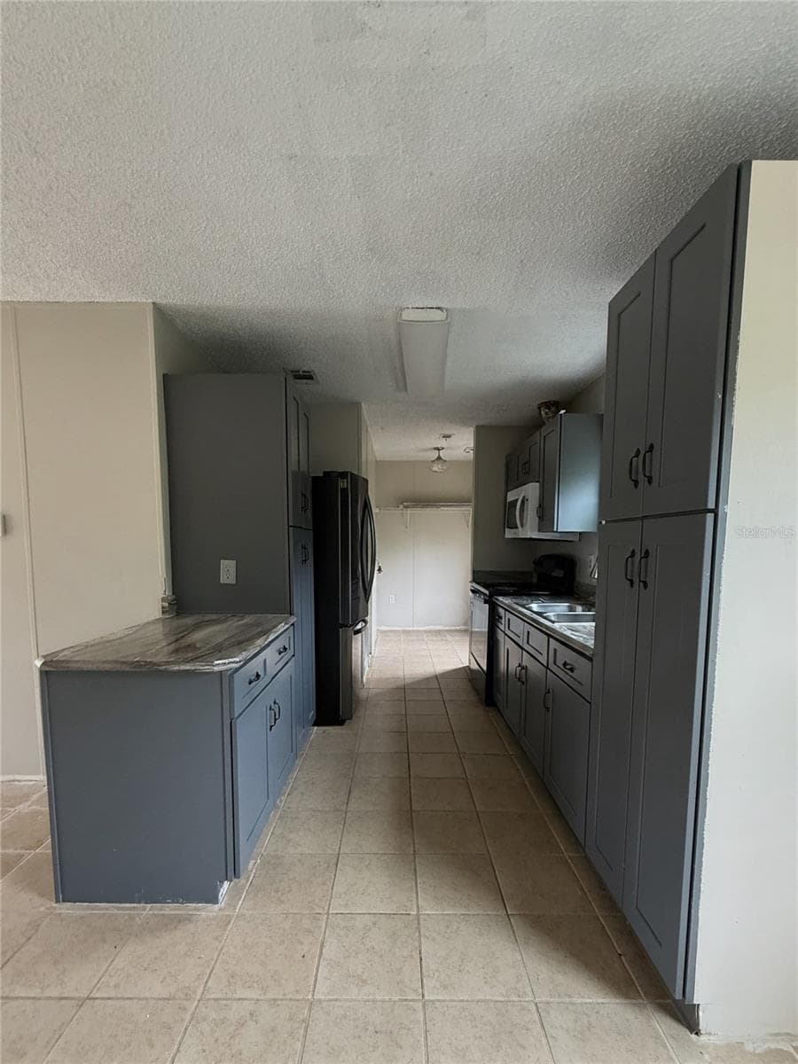Ample counter space - 16036 BOSLEY DR, SPRING HILL