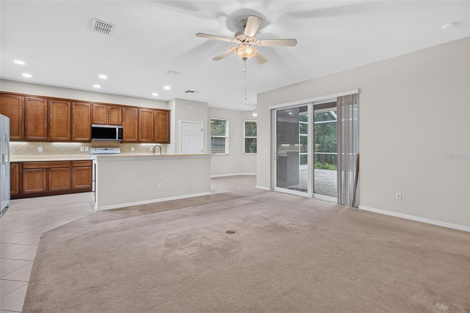 Kitchen / Family Room Combination - 11156 MERGANSER WAY, NEW PORT RICHEY