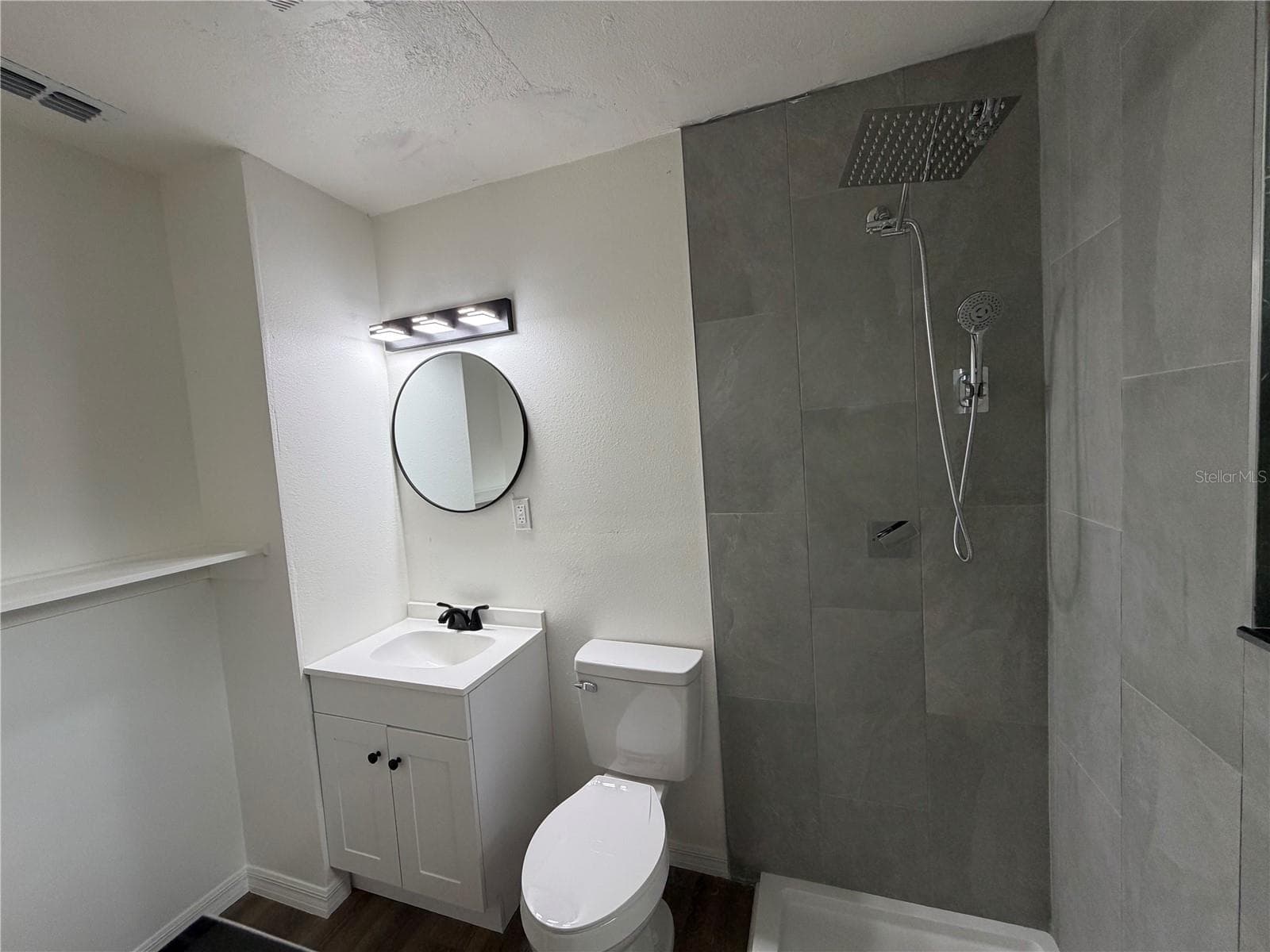 Master Bathroom - 233 S RHODES ST, MOUNT DORA