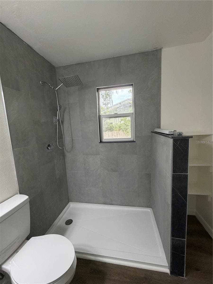 Master Bathroom - 233 S RHODES ST, MOUNT DORA
