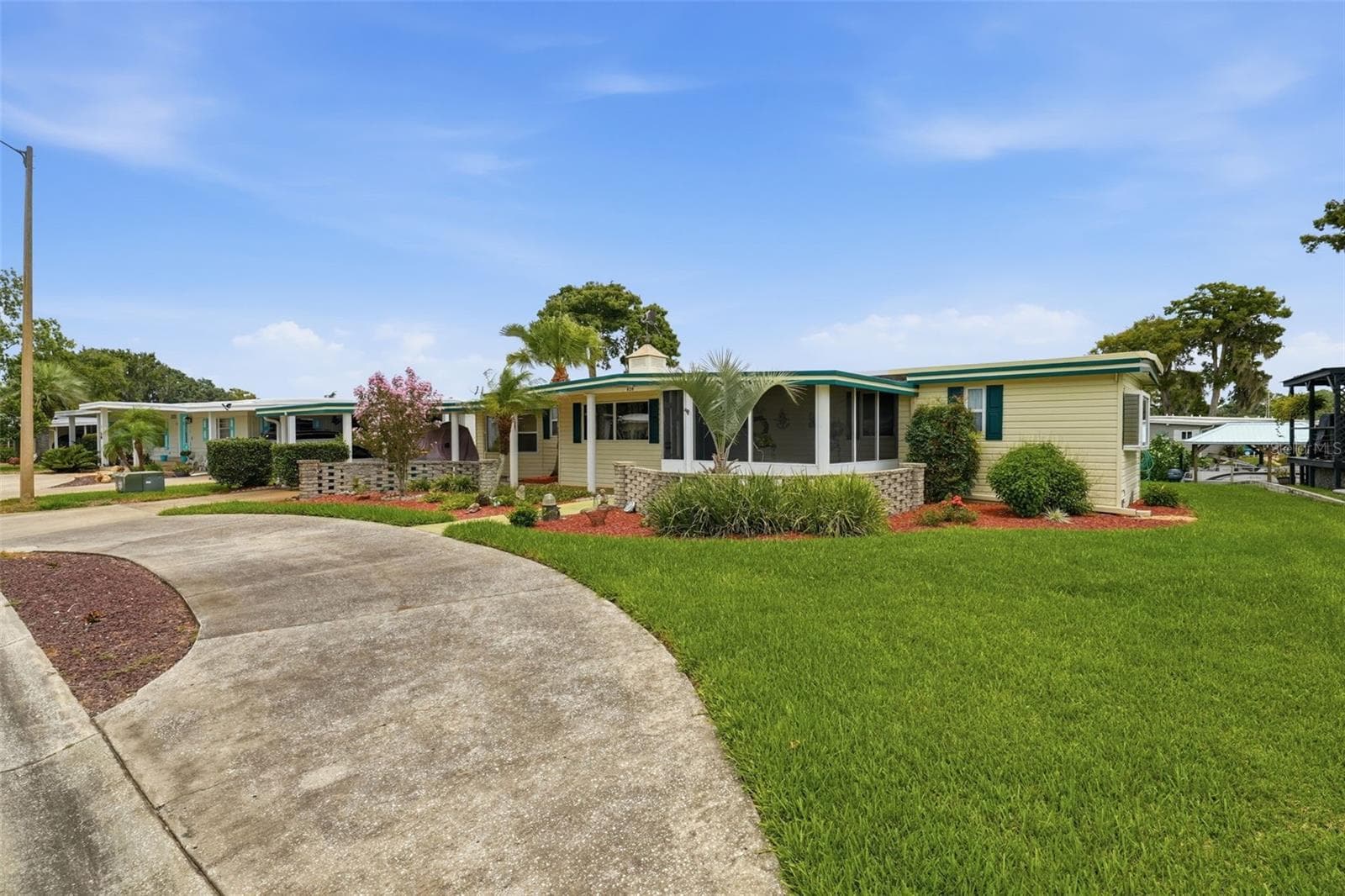 Mobile Home at 928 MORNINGVIEW DR, TAVARES, photo 4 of 63