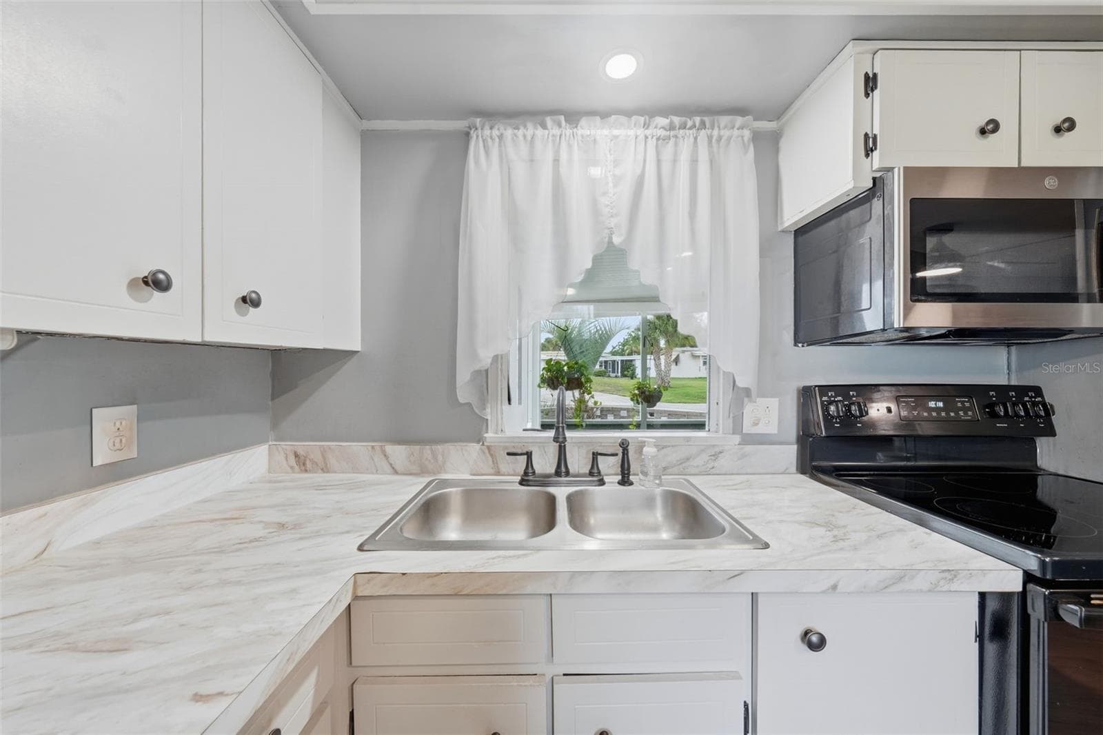 Mobile Home at 928 MORNINGVIEW DR, TAVARES, photo 17 of 63