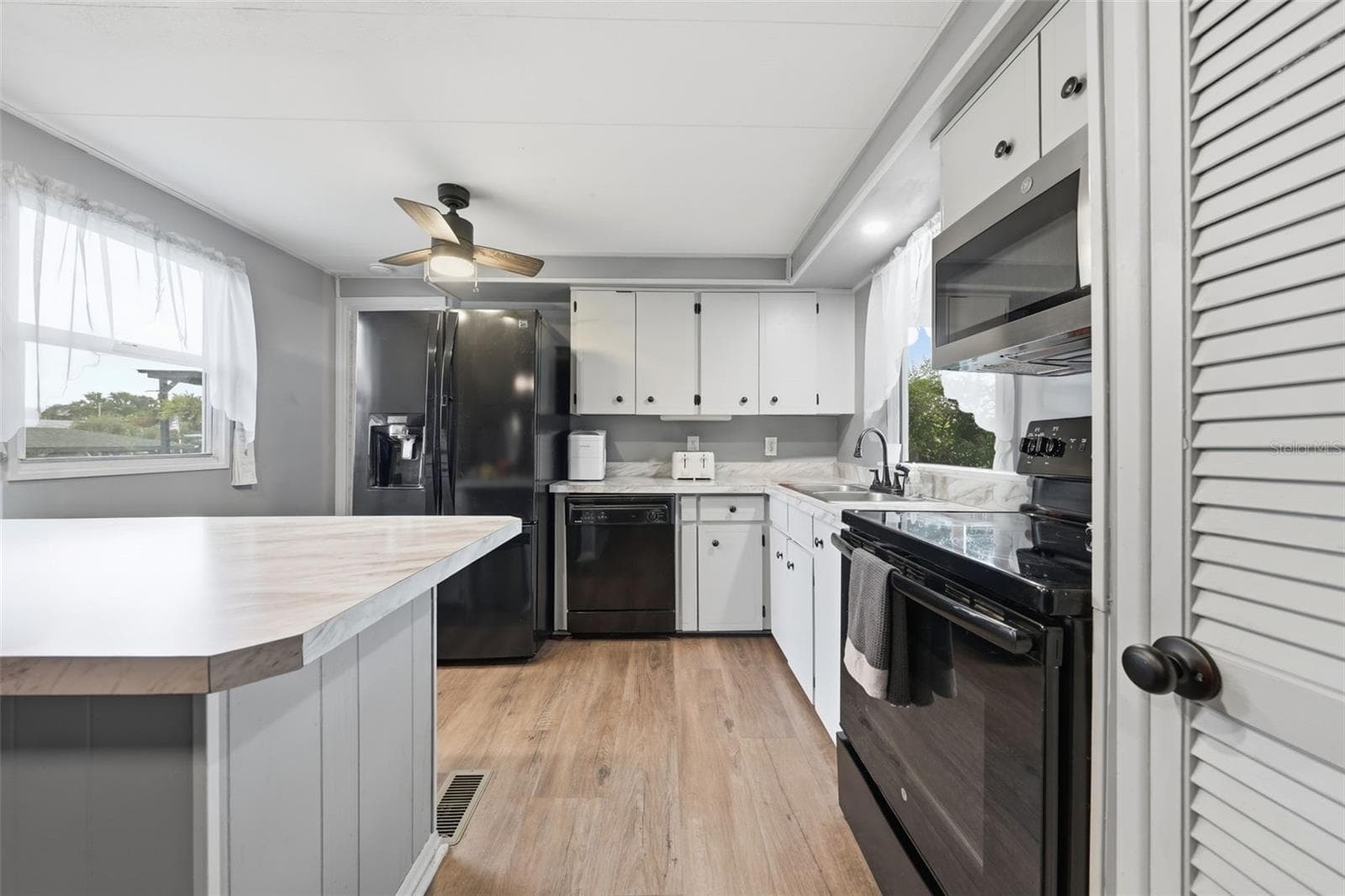 Mobile Home at 928 MORNINGVIEW DR, TAVARES, photo 19 of 63