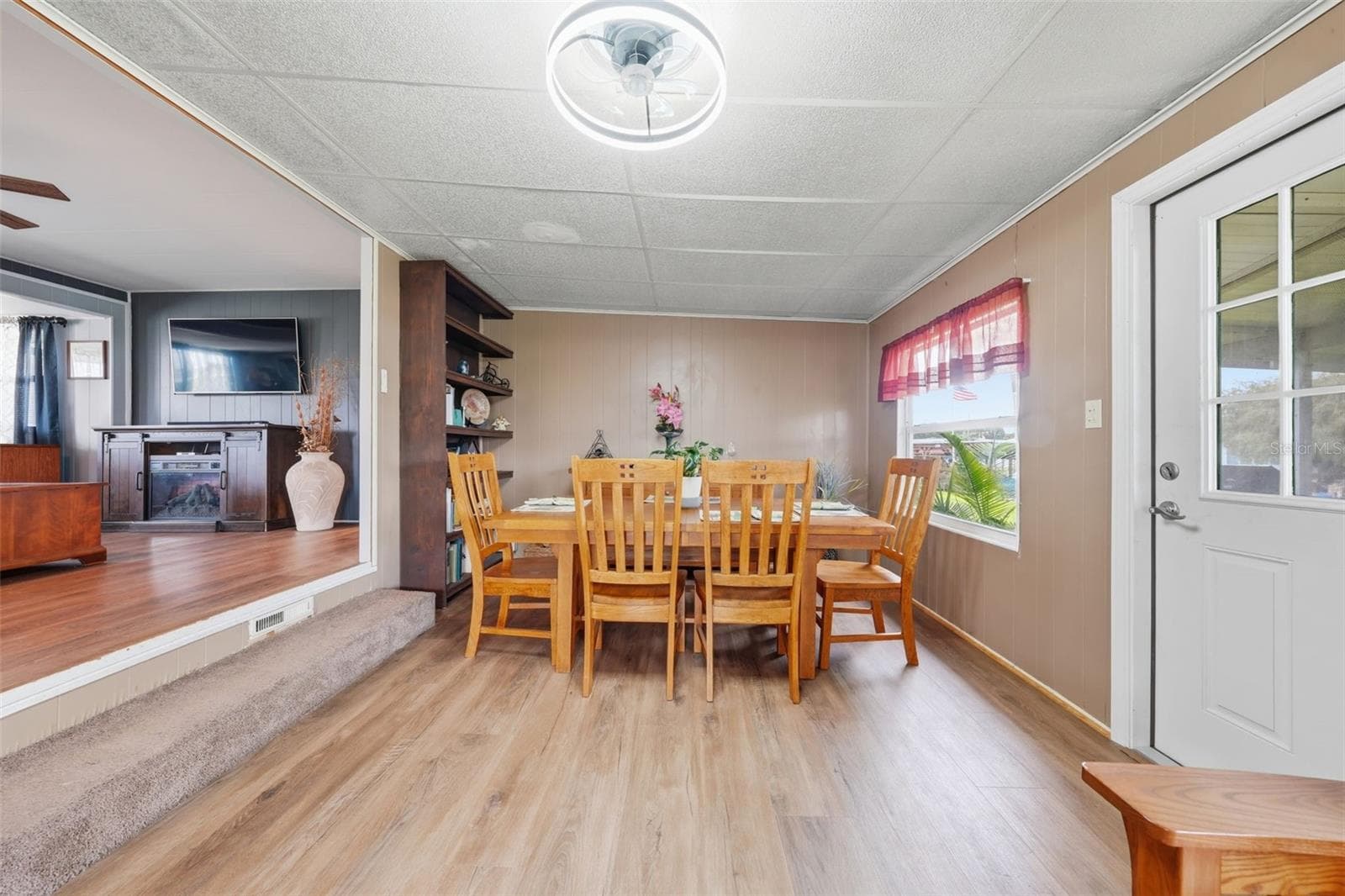 Florida room just off living room - 928 MORNINGVIEW DR, TAVARES