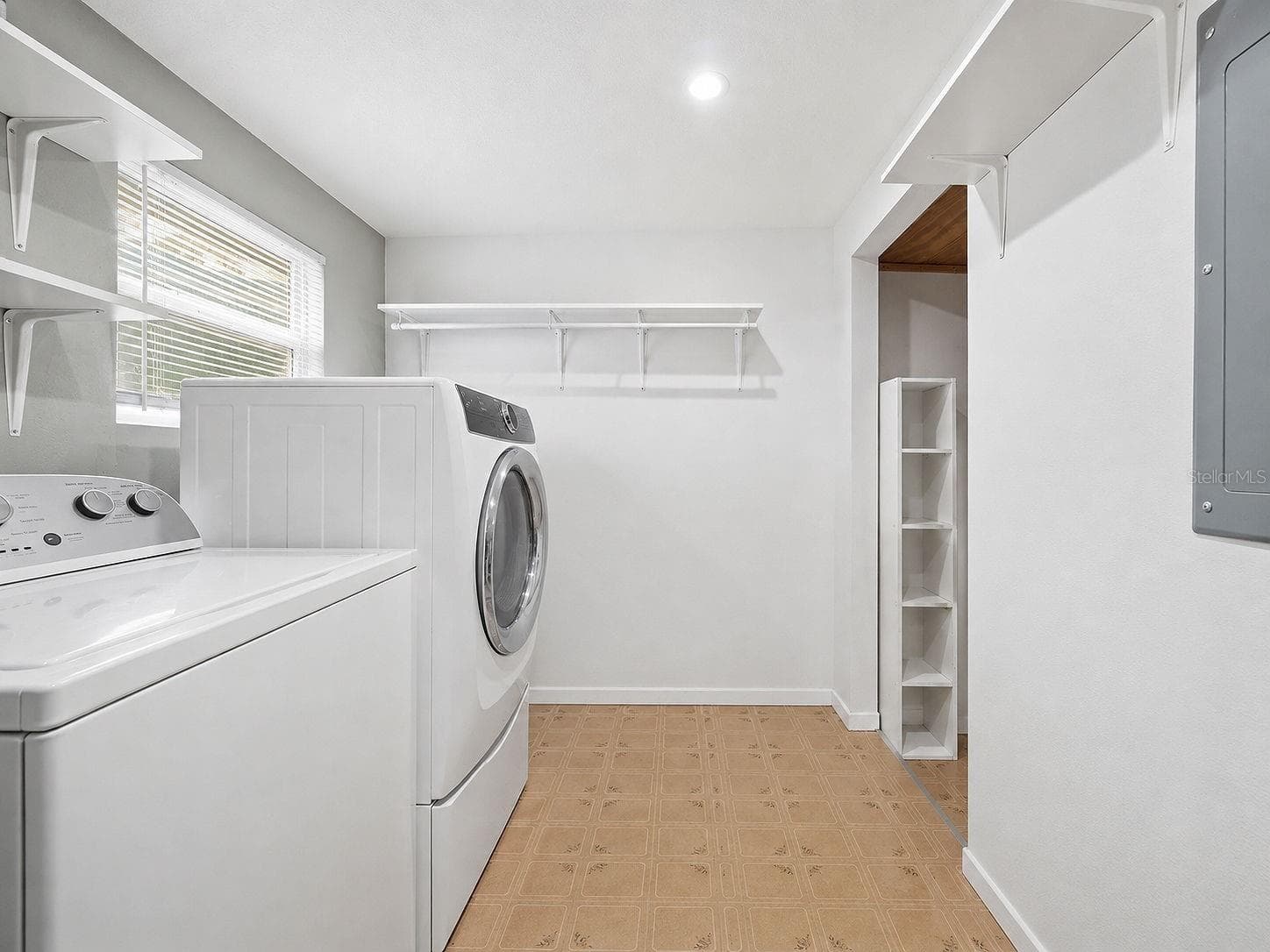 laundry just around corner from 3rd room - 928 MORNINGVIEW DR, TAVARES